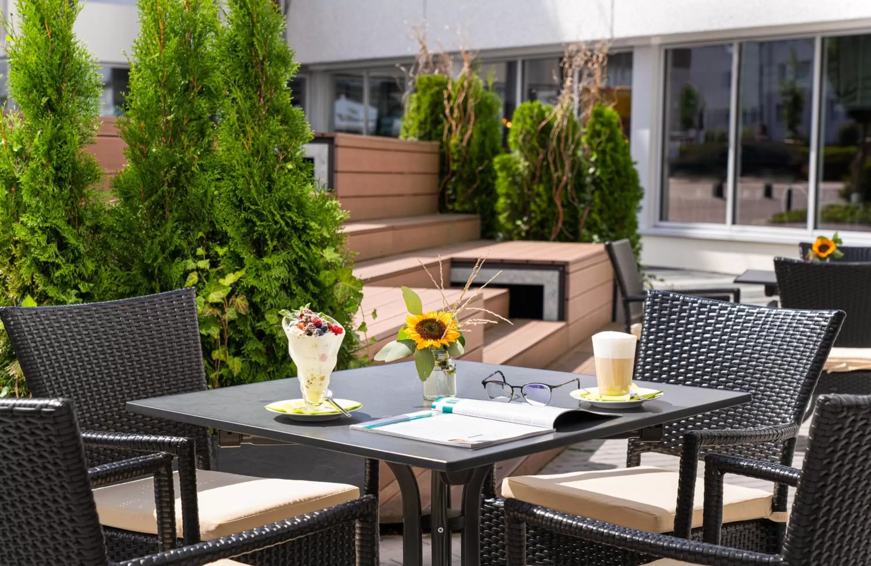 Balcony/Terrace, Restaurant/Places to Eat in Leonardo Hotel Wolfsburg City Center