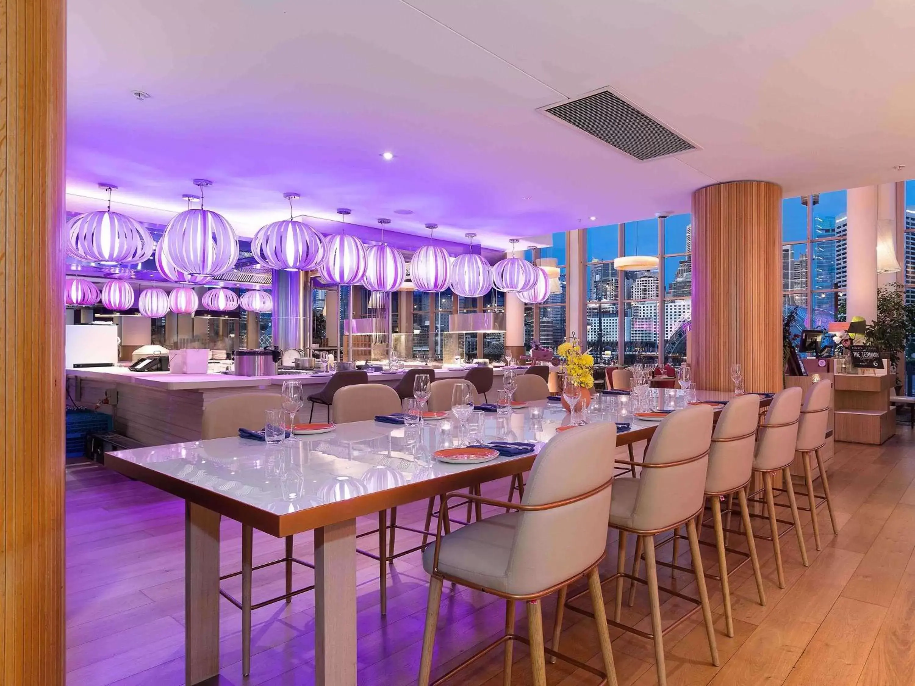 Lounge or bar, Restaurant/Places to Eat in Novotel Sydney Darling Harbour