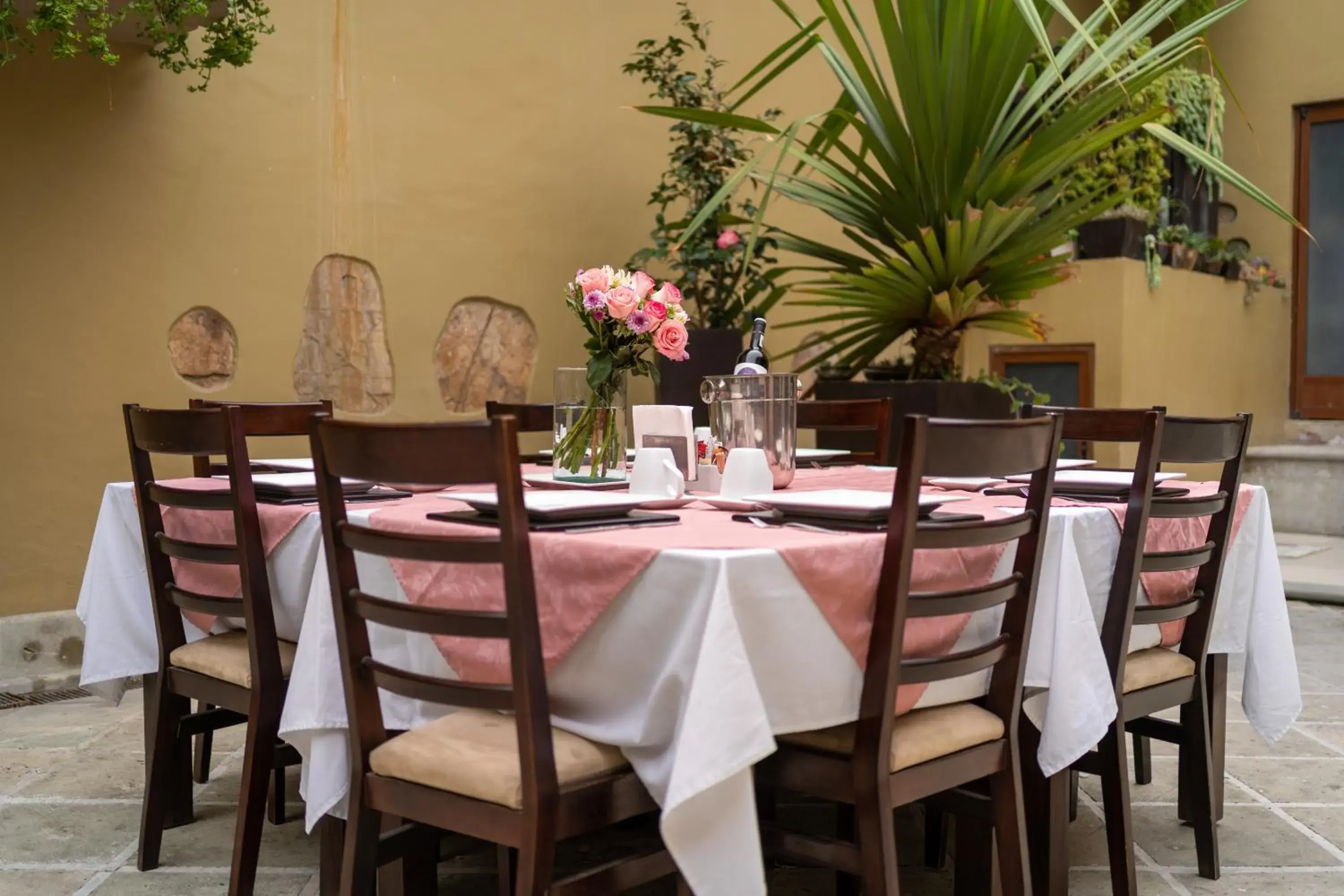 Restaurant/Places to Eat in Casa de las Flores Hotel