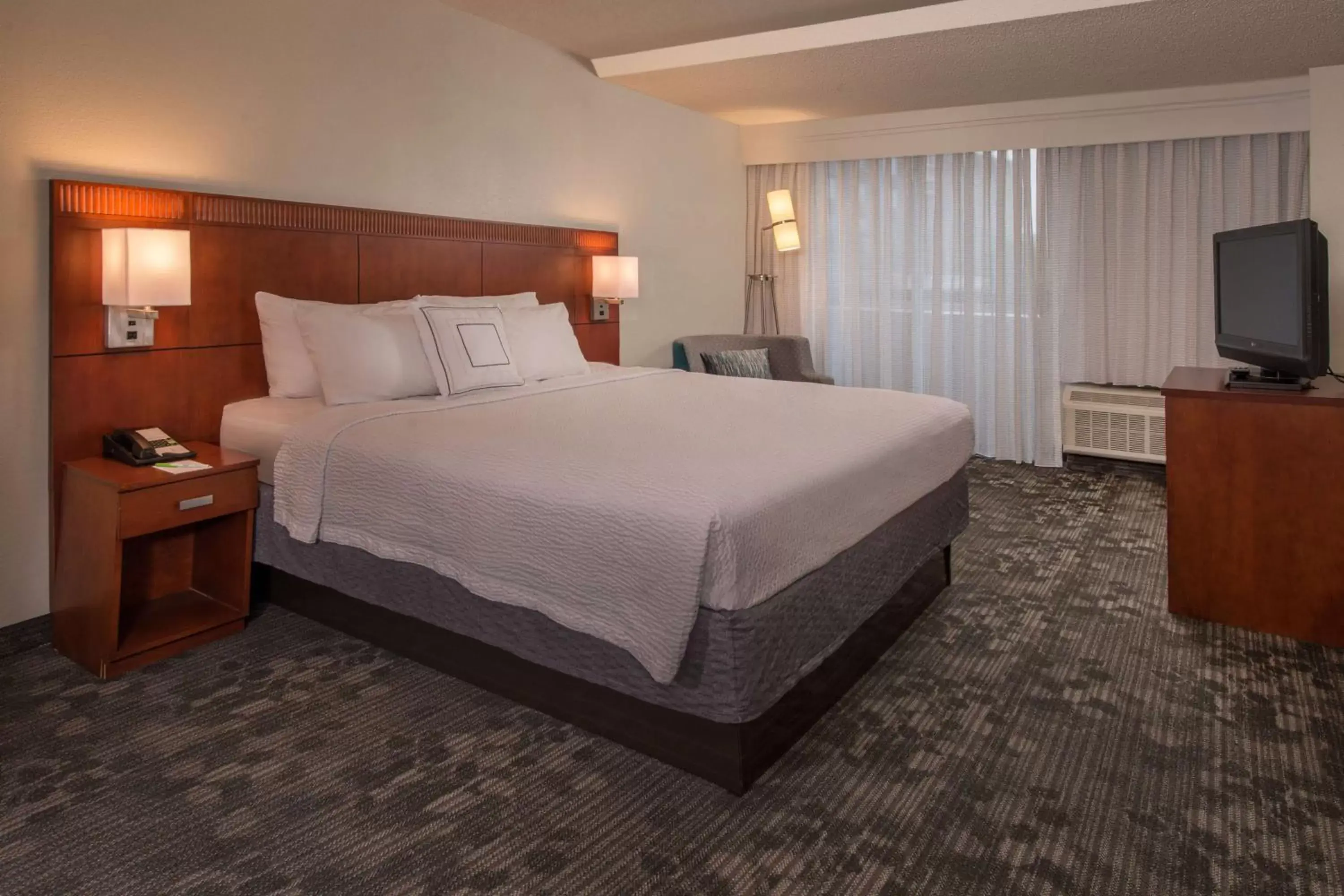 Photo of the whole room, Bed in Sonesta Select Arlington Rosslyn