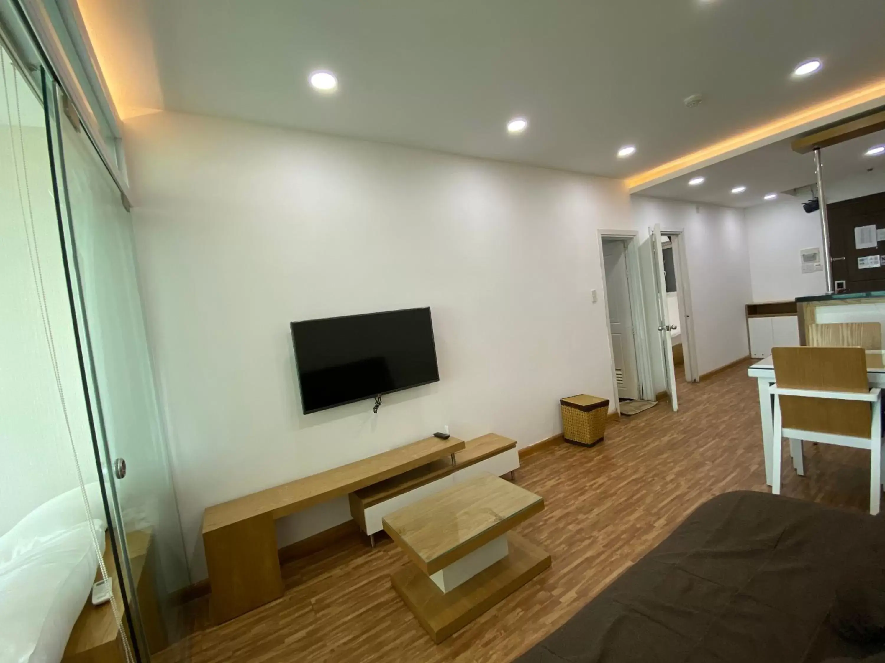 Communal lounge/ TV room, TV/Entertainment Center in Gold Ocean Apartment