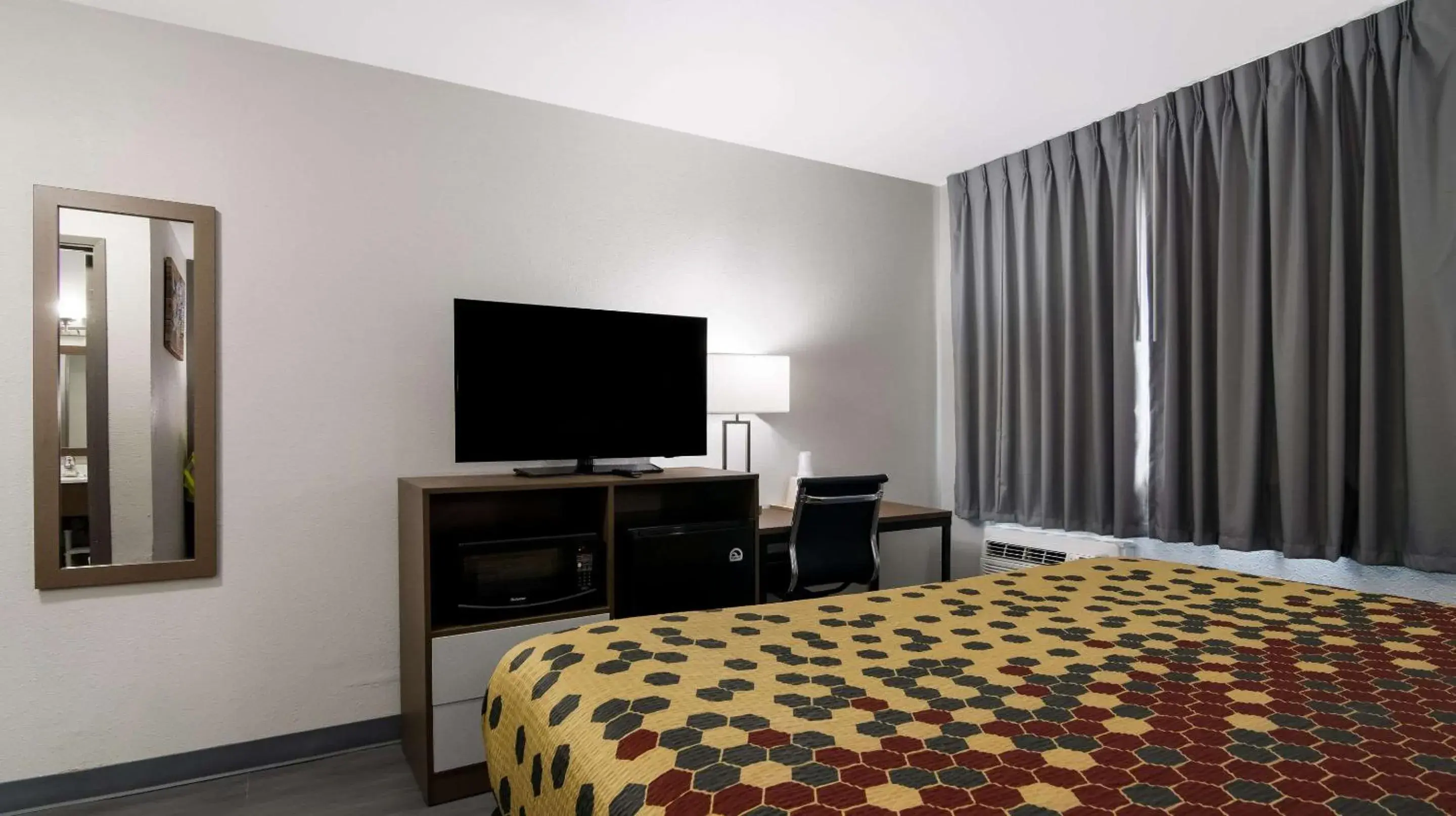 Bedroom, TV/Entertainment Center in Econo Lodge Portage