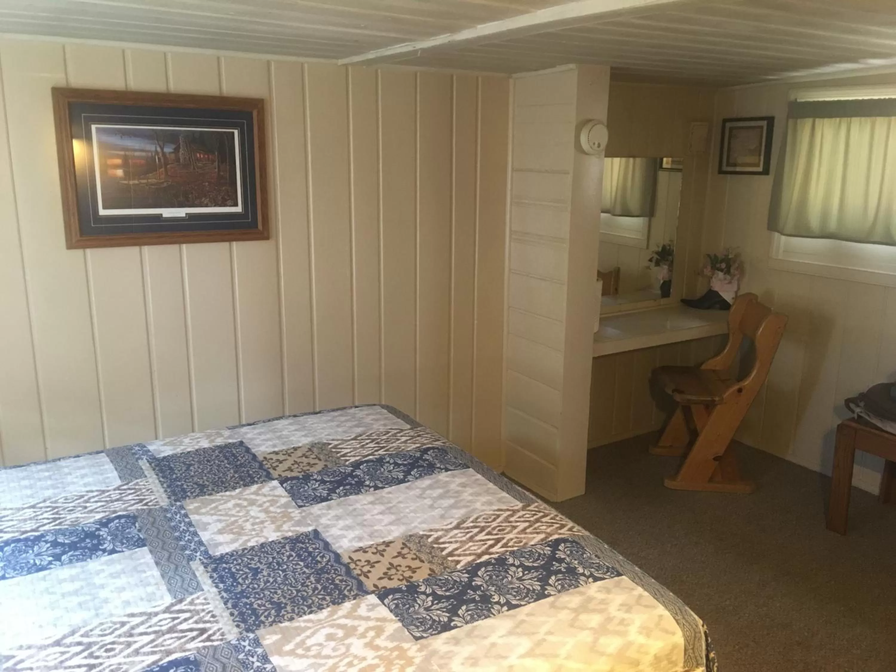 Bedroom, Bed in Rainbows End Fishing Resort
