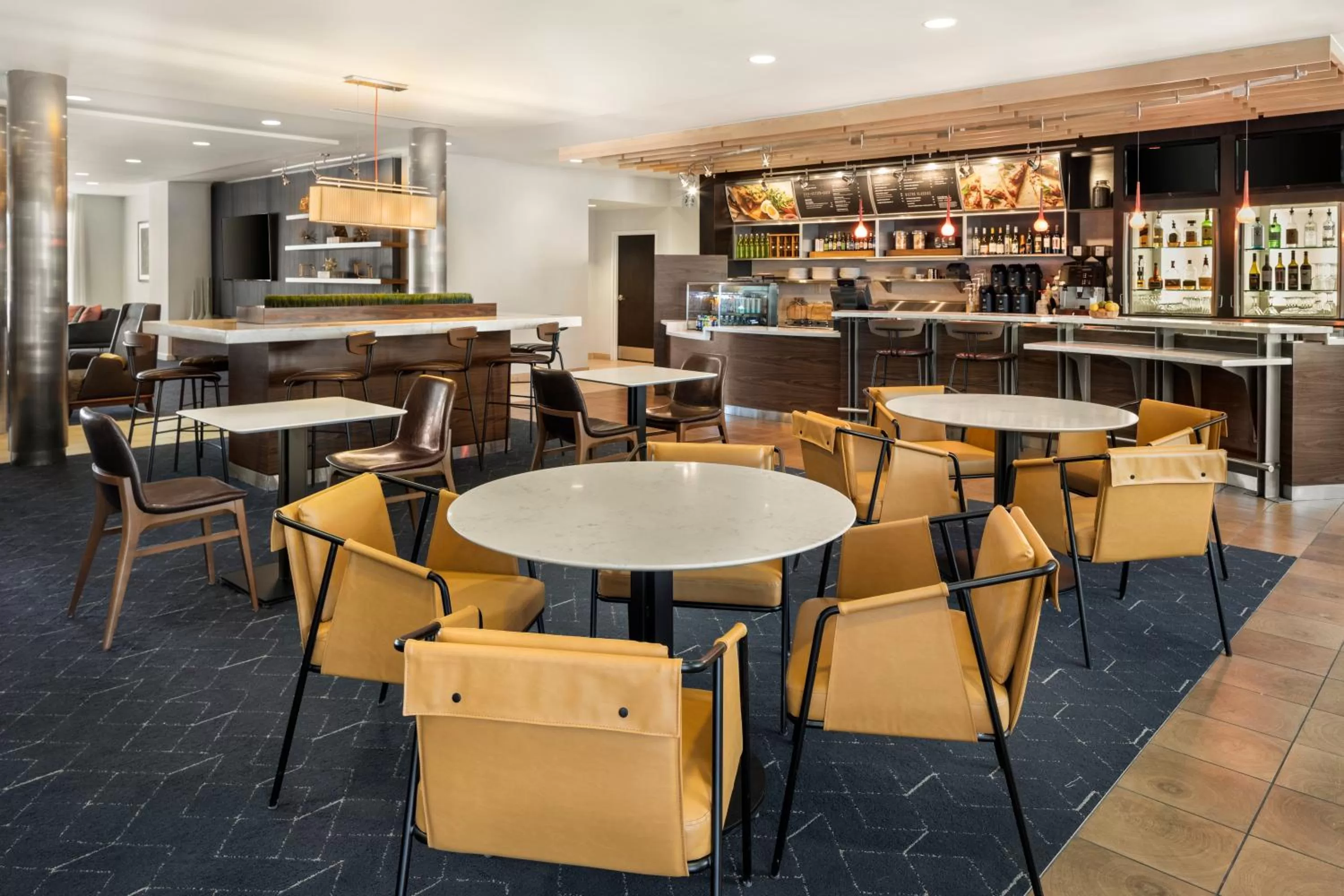 Restaurant/places to eat in Courtyard Mankato Hotel & Event Center