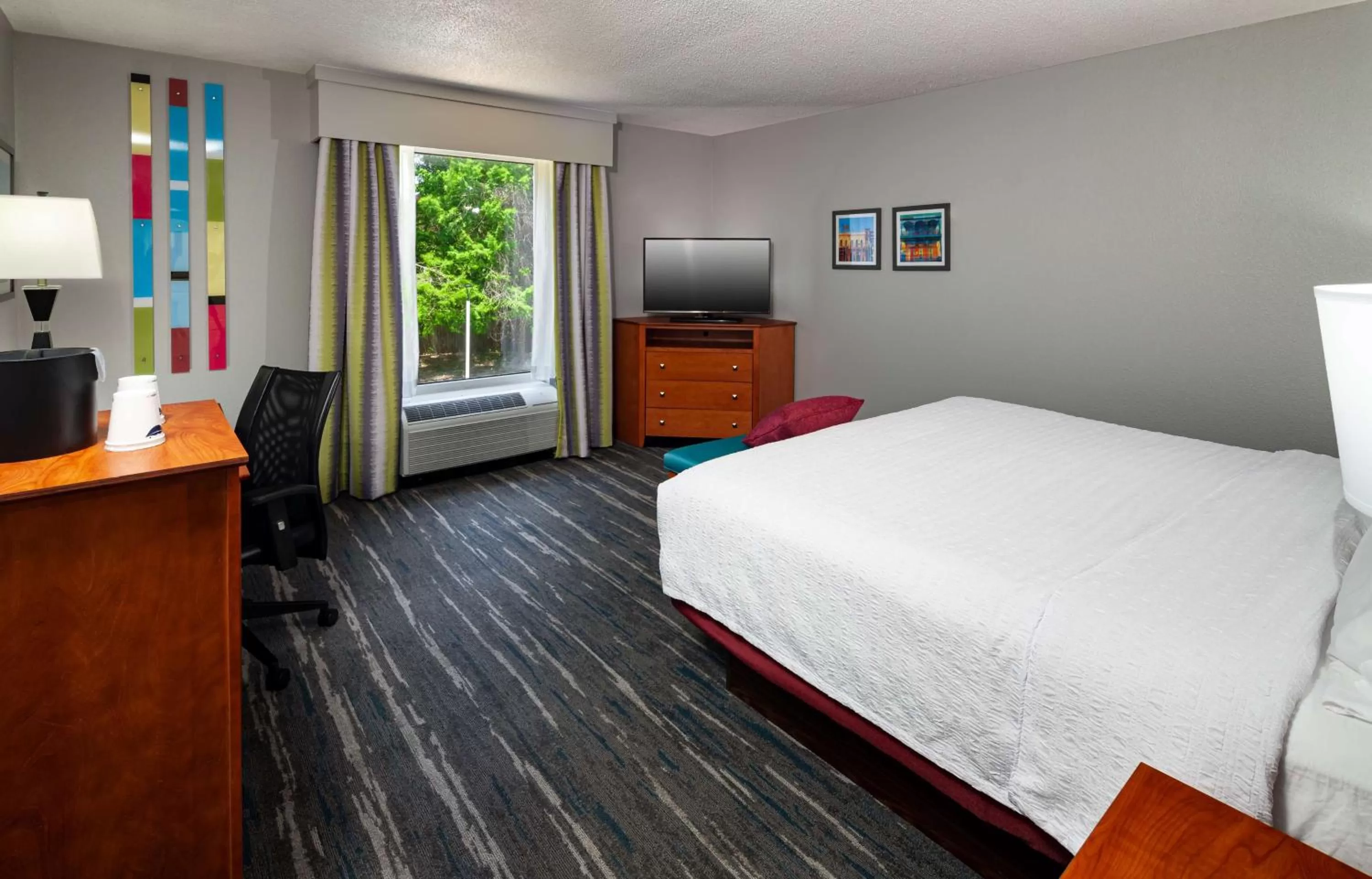 Bed in Hampton Inn & Suites Mobile I-65@ Airport Boulevard