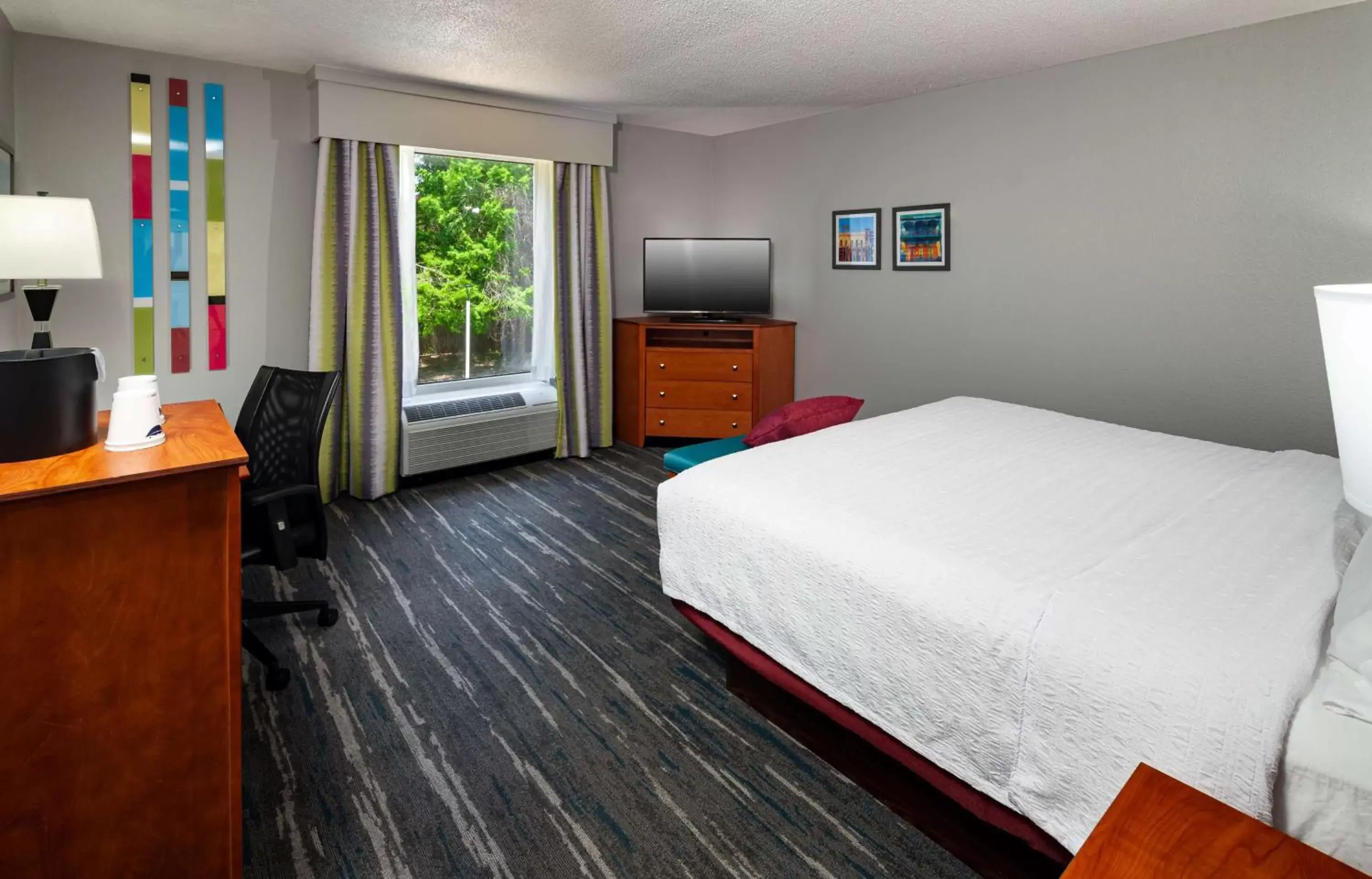 Bed in Hampton Inn & Suites Mobile I-65@ Airport Boulevard Bed in Hampton Inn & Suites Mobile I-65@ Airport Boulevard