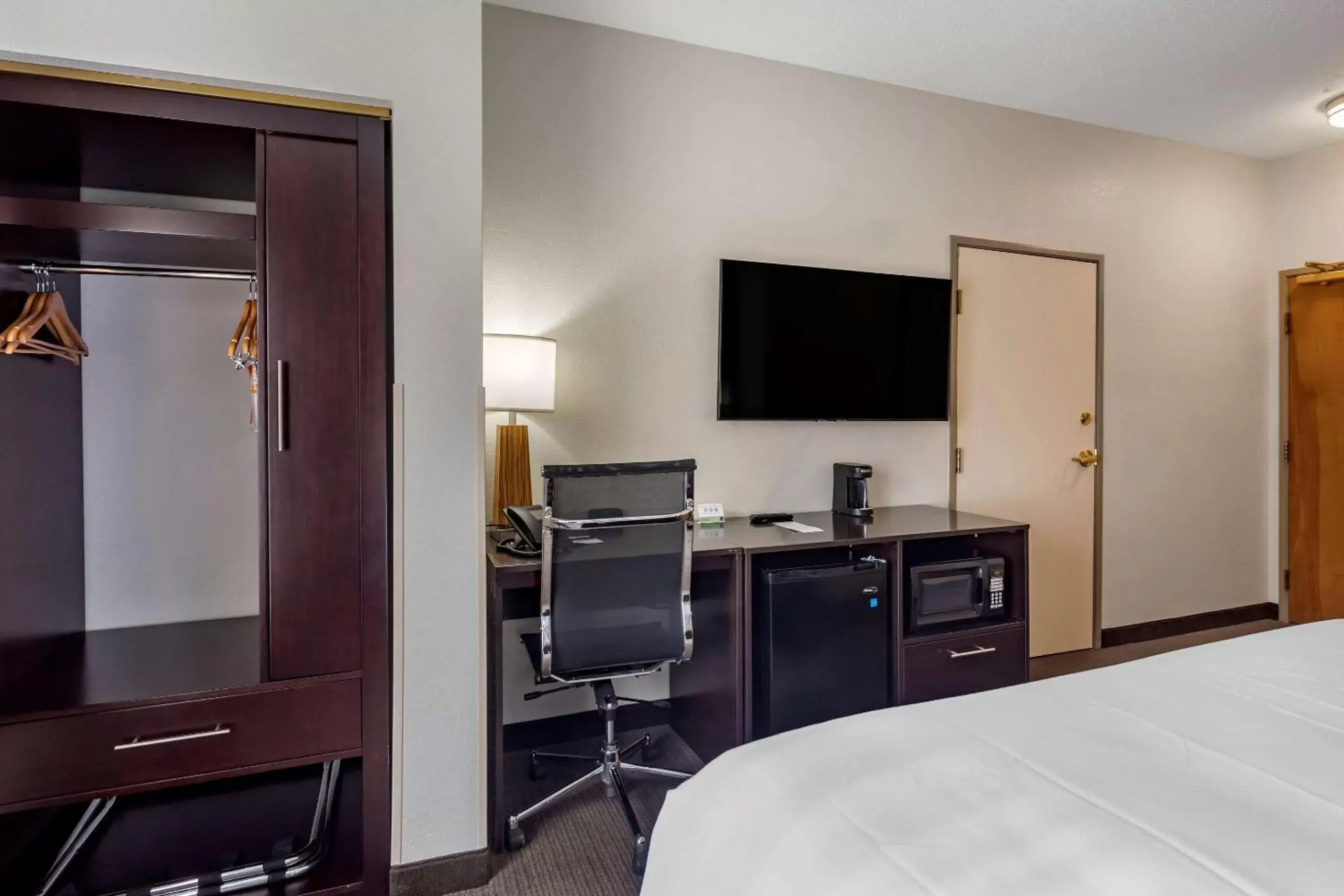 Photo of the whole room, TV/Entertainment Center in Sleep Inn & Suites Lebanon - Nashville Area