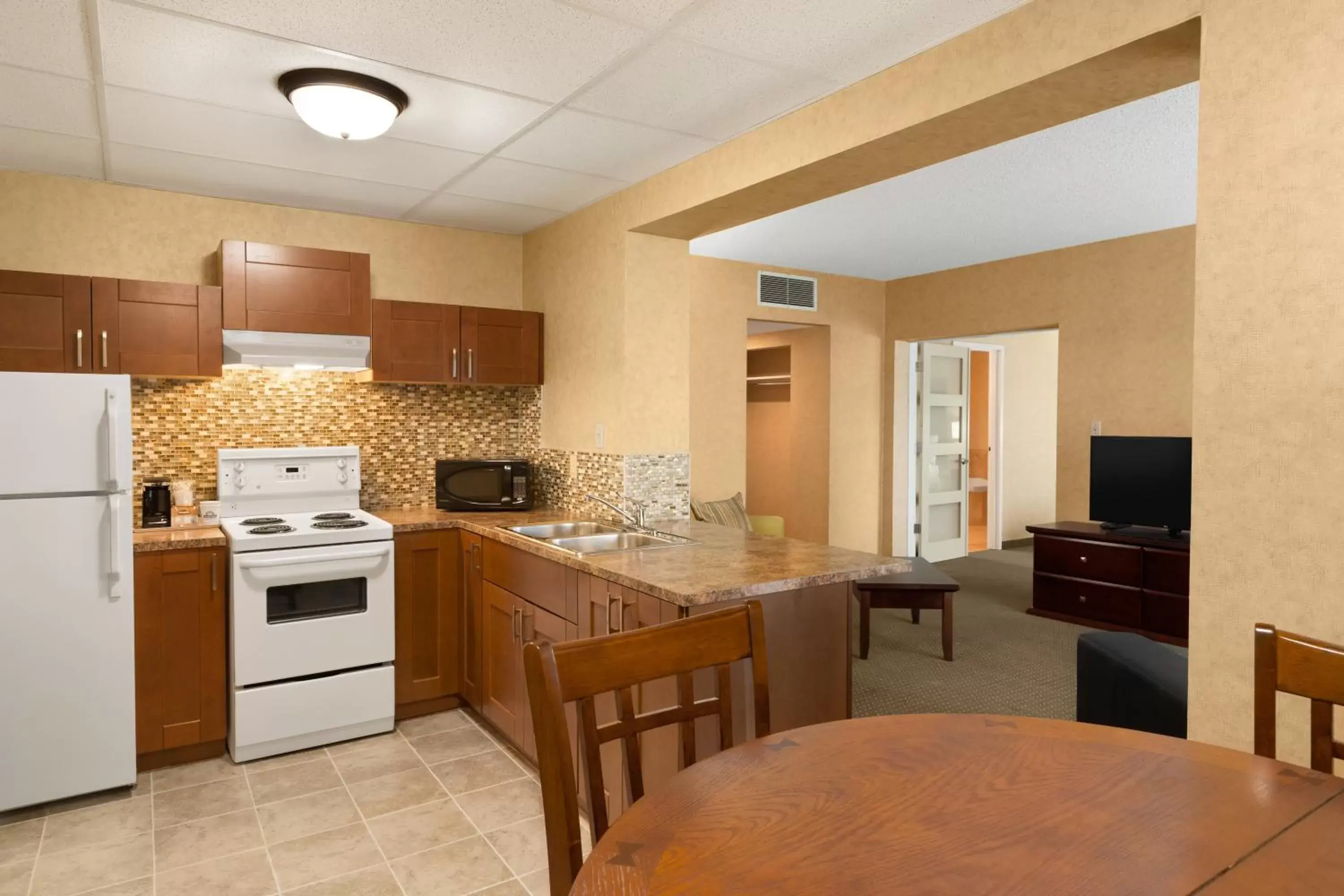 Kitchen or kitchenette, Kitchen/Kitchenette in Days Inn by Wyndham Cranbrook Conference Centre