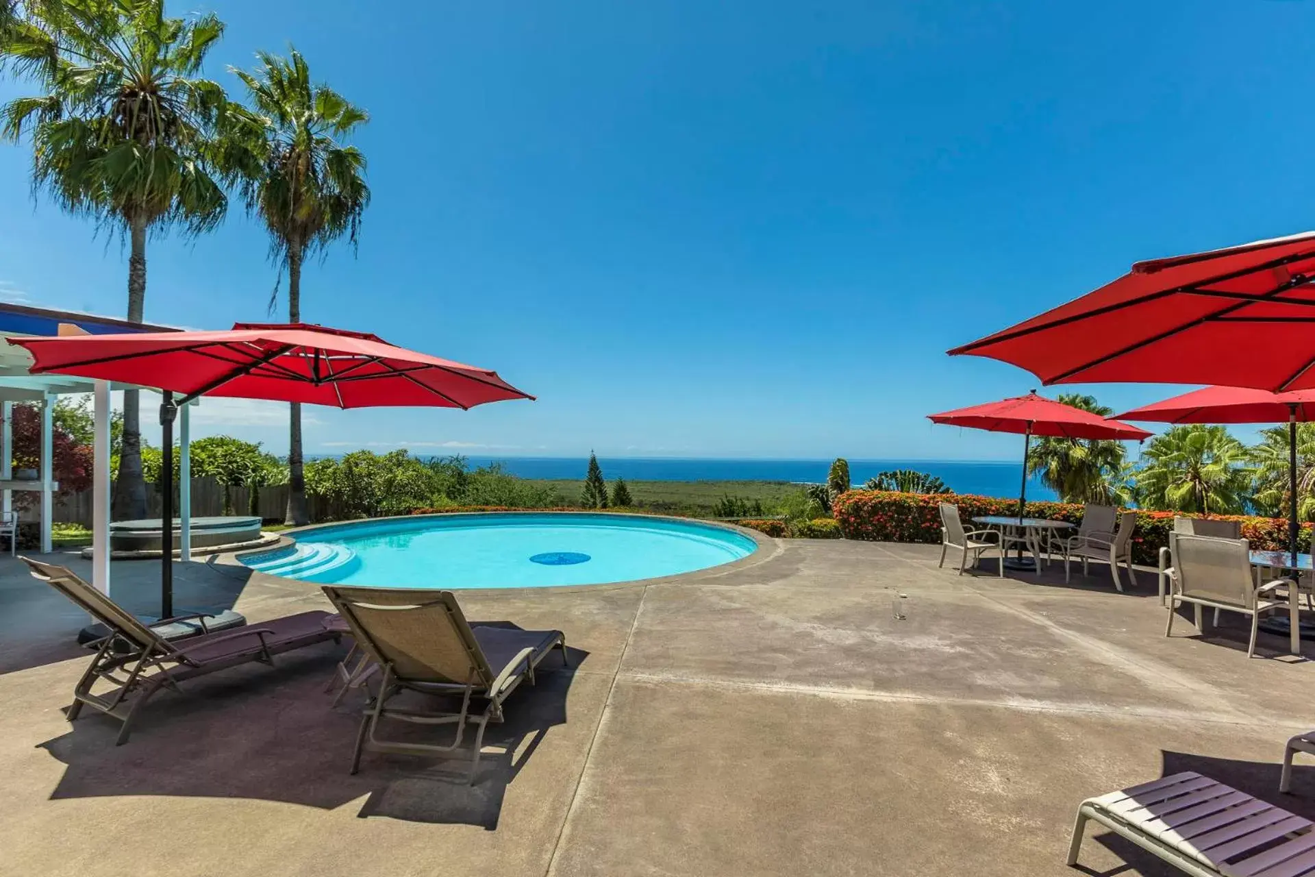 Swimming Pool in Luana Inn