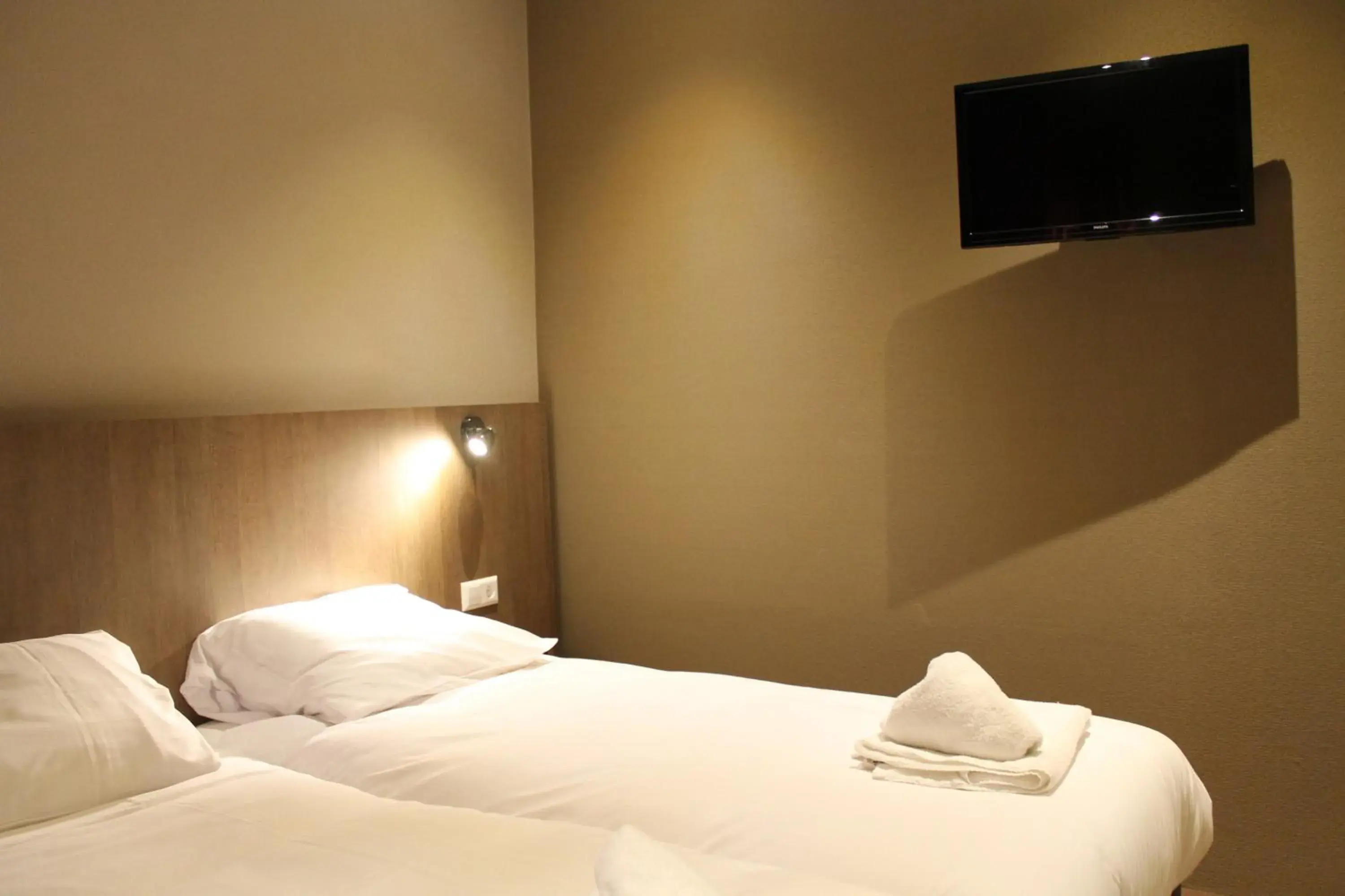 TV and multimedia, Bed in Aston City Hotel