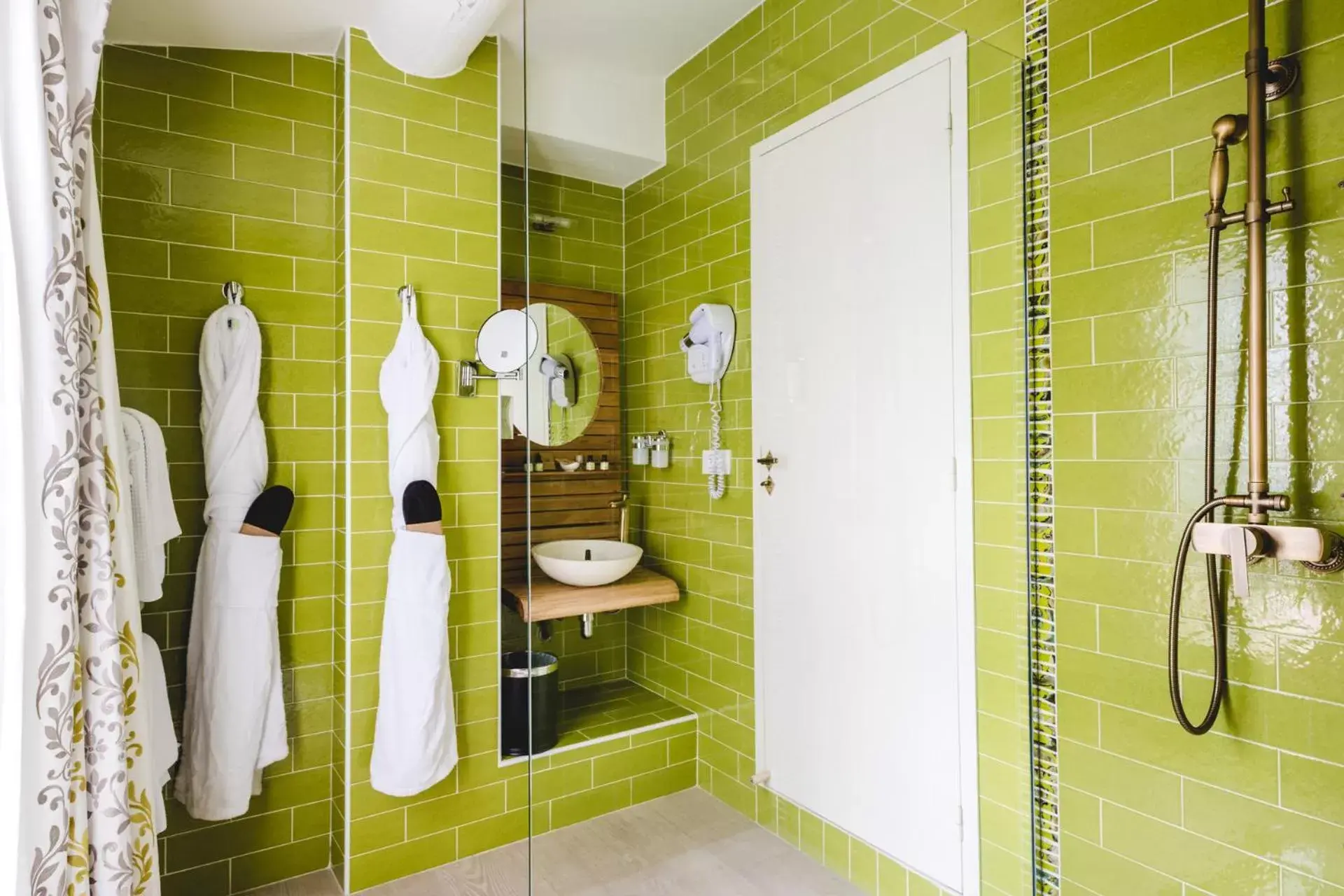 Shower, Bathroom in Le Petit Palais D'Aglae