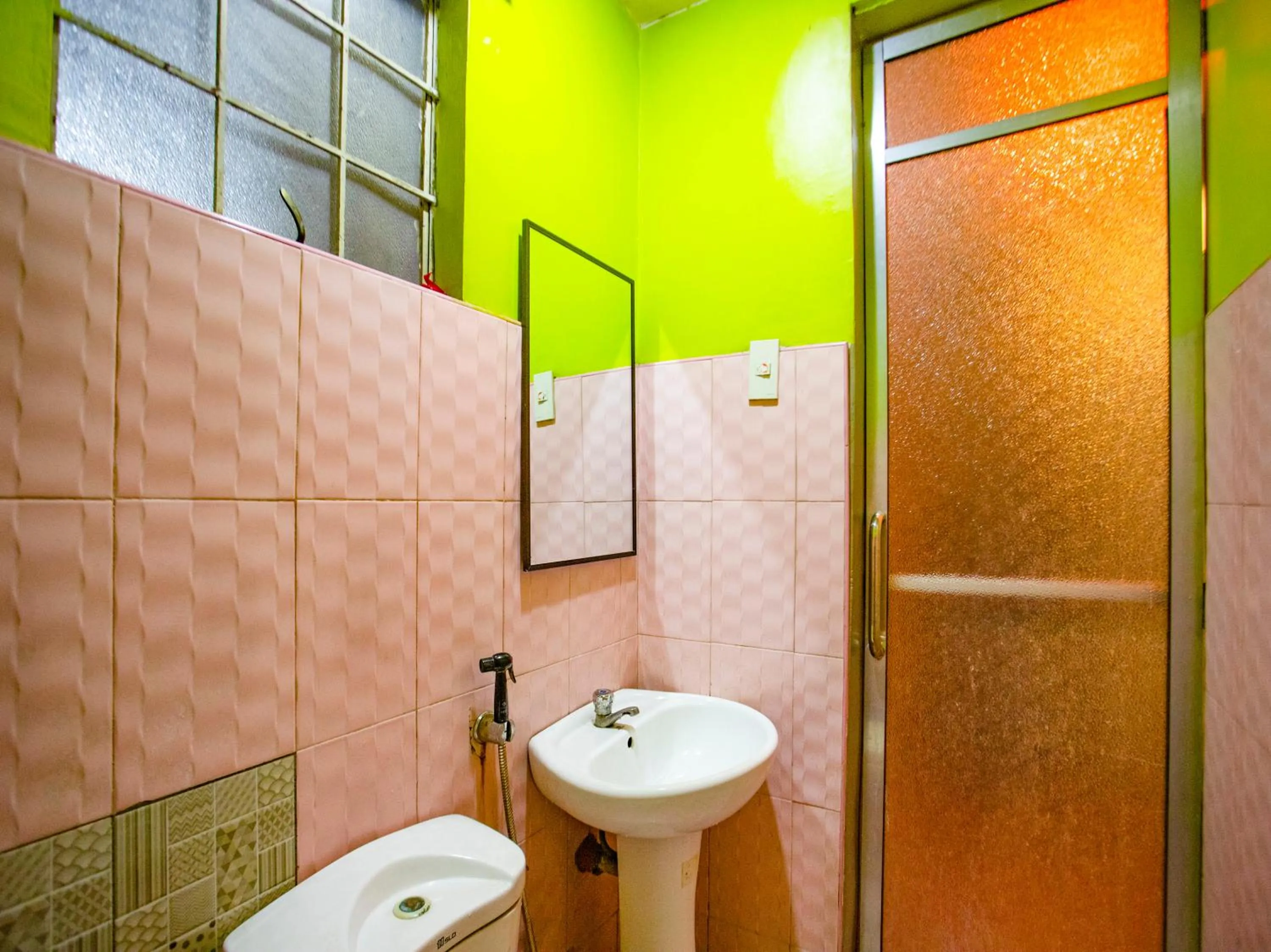 Bathroom in OYO 802 Ka Farah's Inn