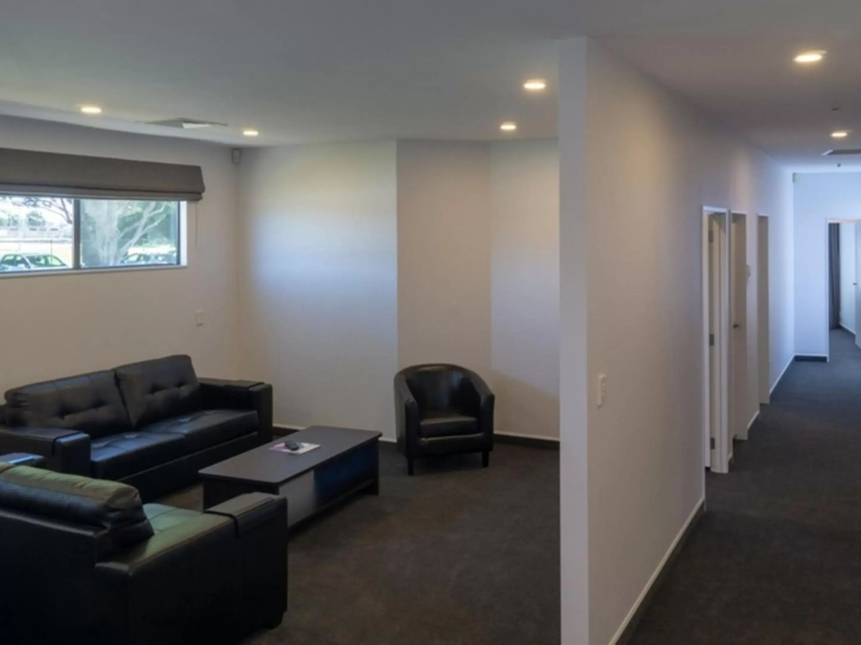 Living room, Seating Area in Durham Court Motor Inn