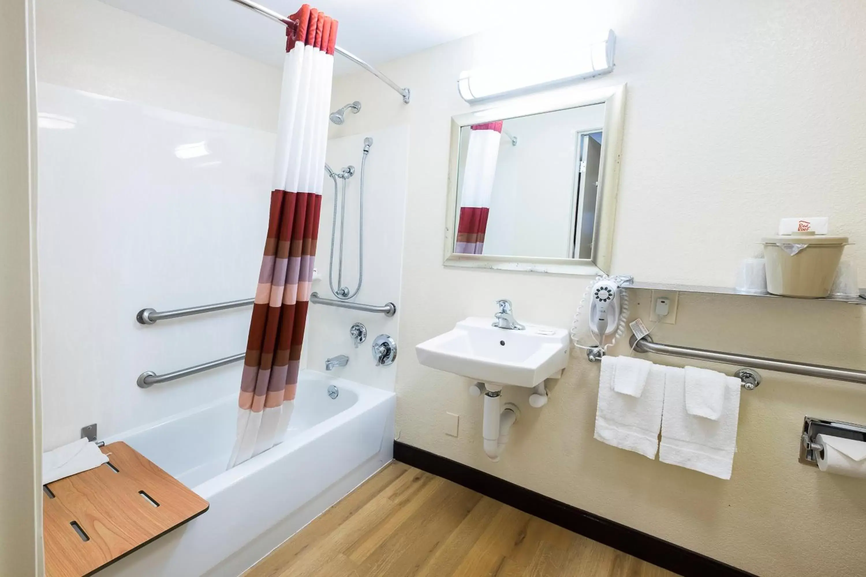 Bathroom in Red Roof Inn Washington DC - Laurel