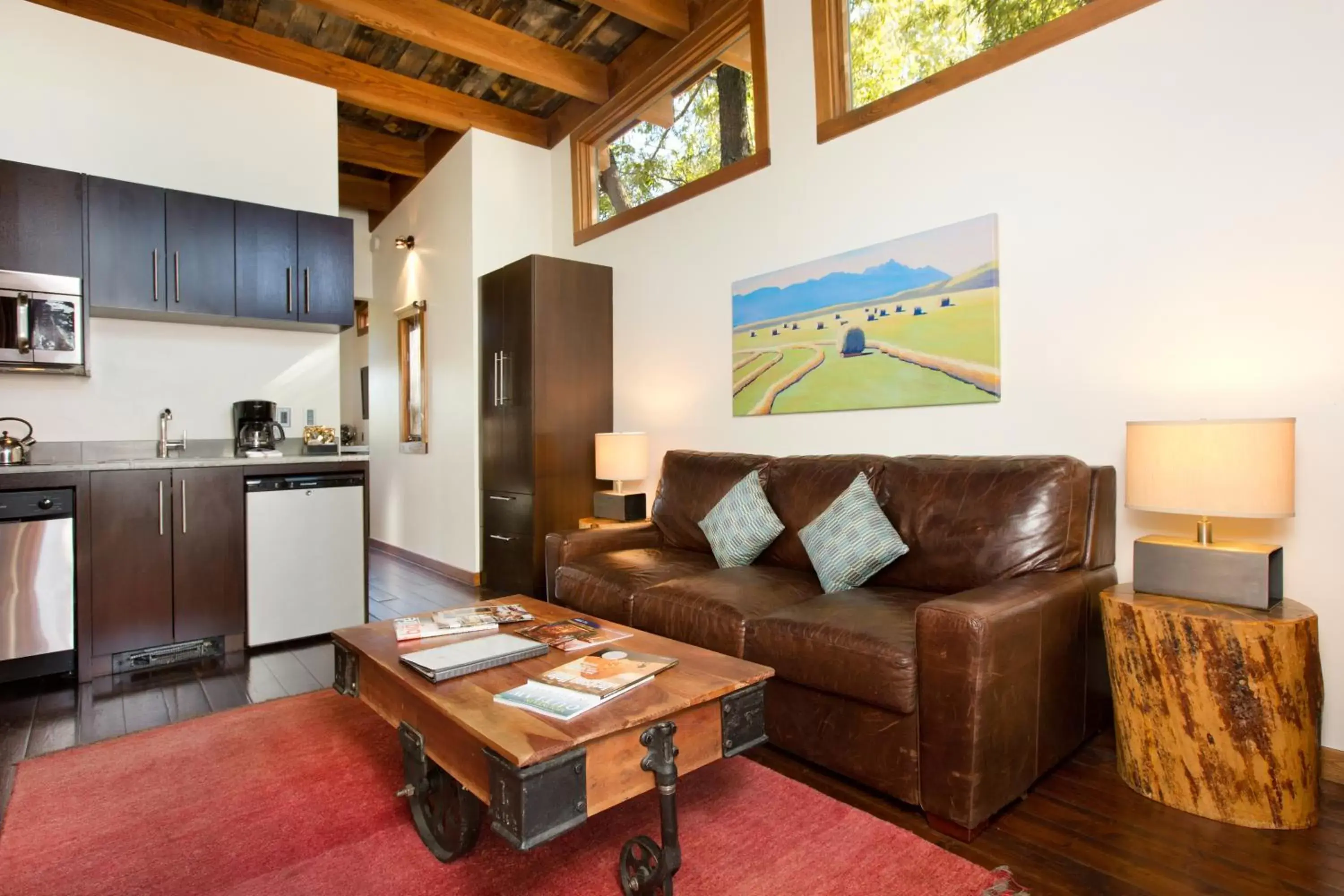 Kitchen or kitchenette, Seating Area in Fireside Resort