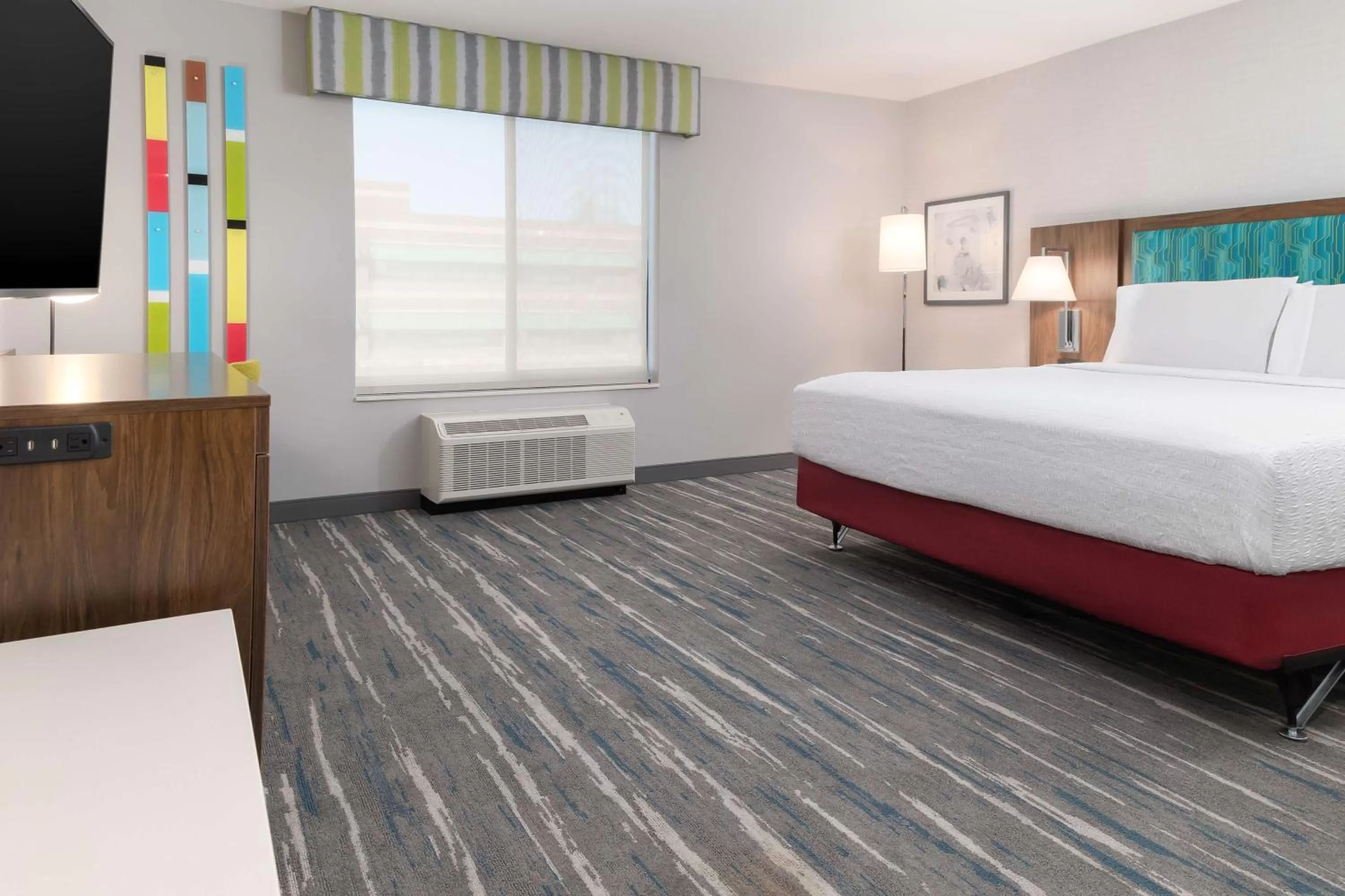 Bed in Hampton Inn & Suites Santa Rosa Sonoma Wine Country