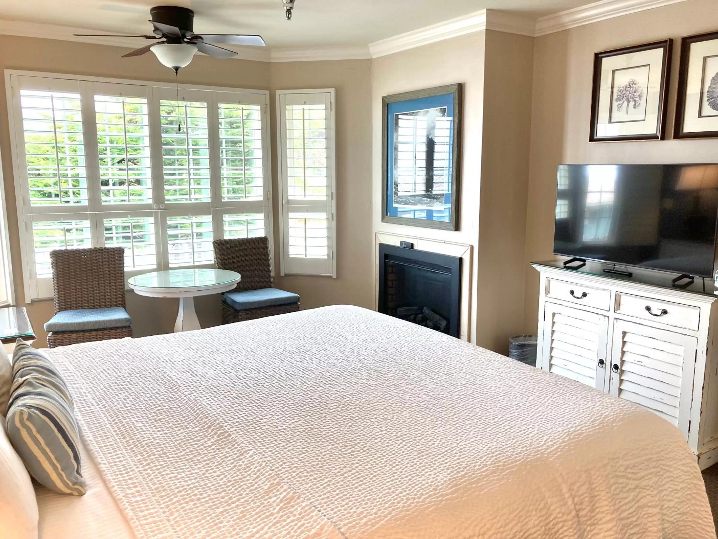 Bed in Sand Pebbles Inn