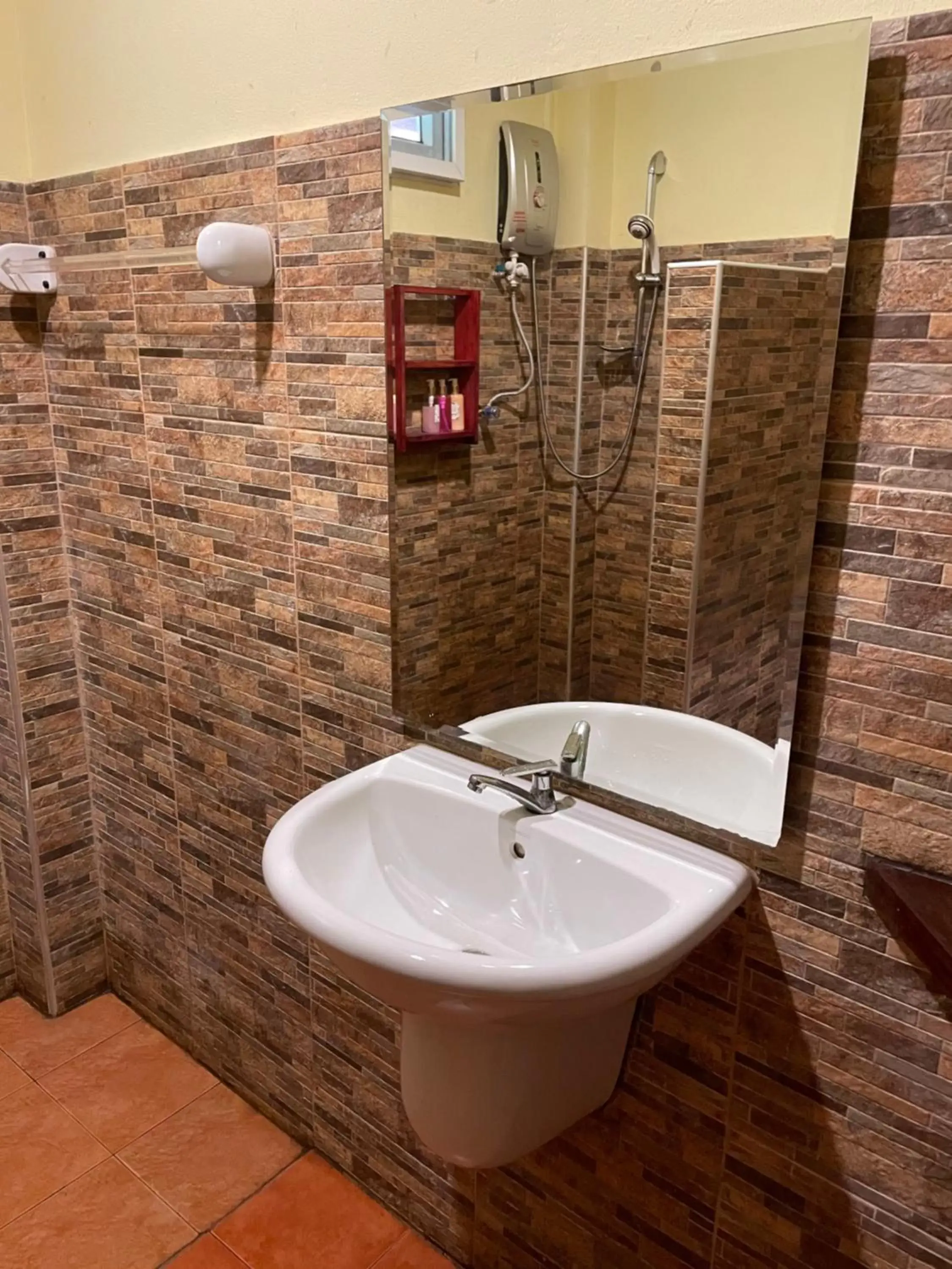 Shower, Bathroom in Art's Riverview Lodge