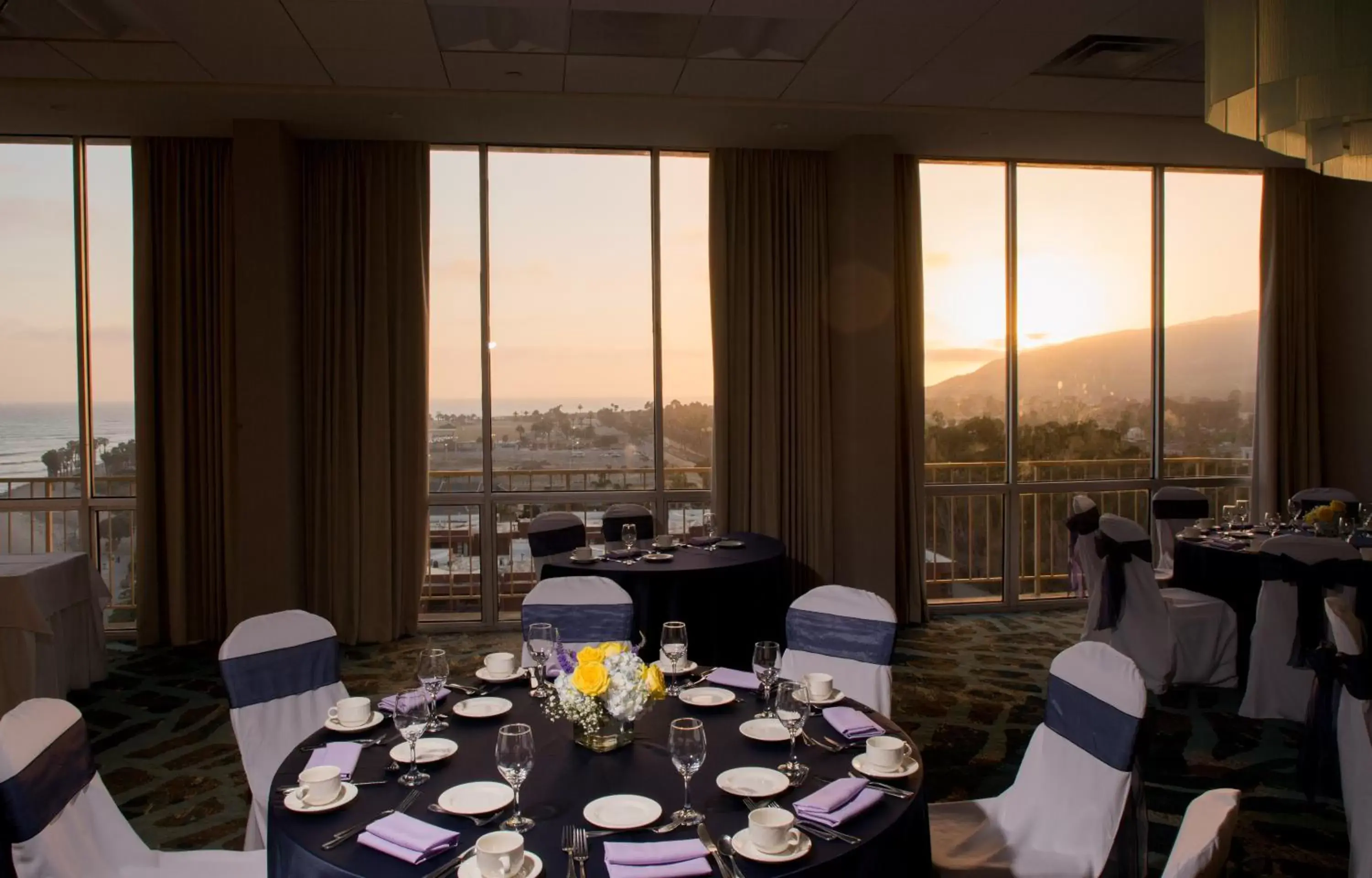 Meeting/conference room, Restaurant/Places to Eat in Crowne Plaza Hotel Ventura Beach, an IHG Hotel