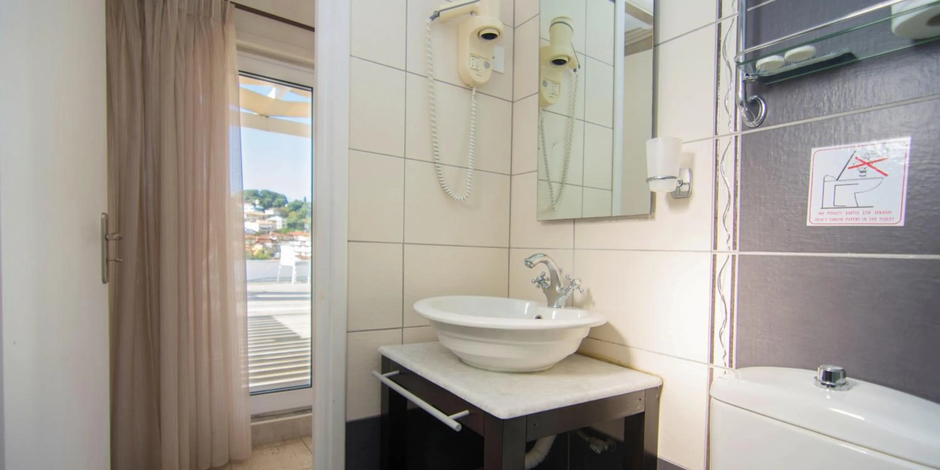 Bathroom in San Nectarios