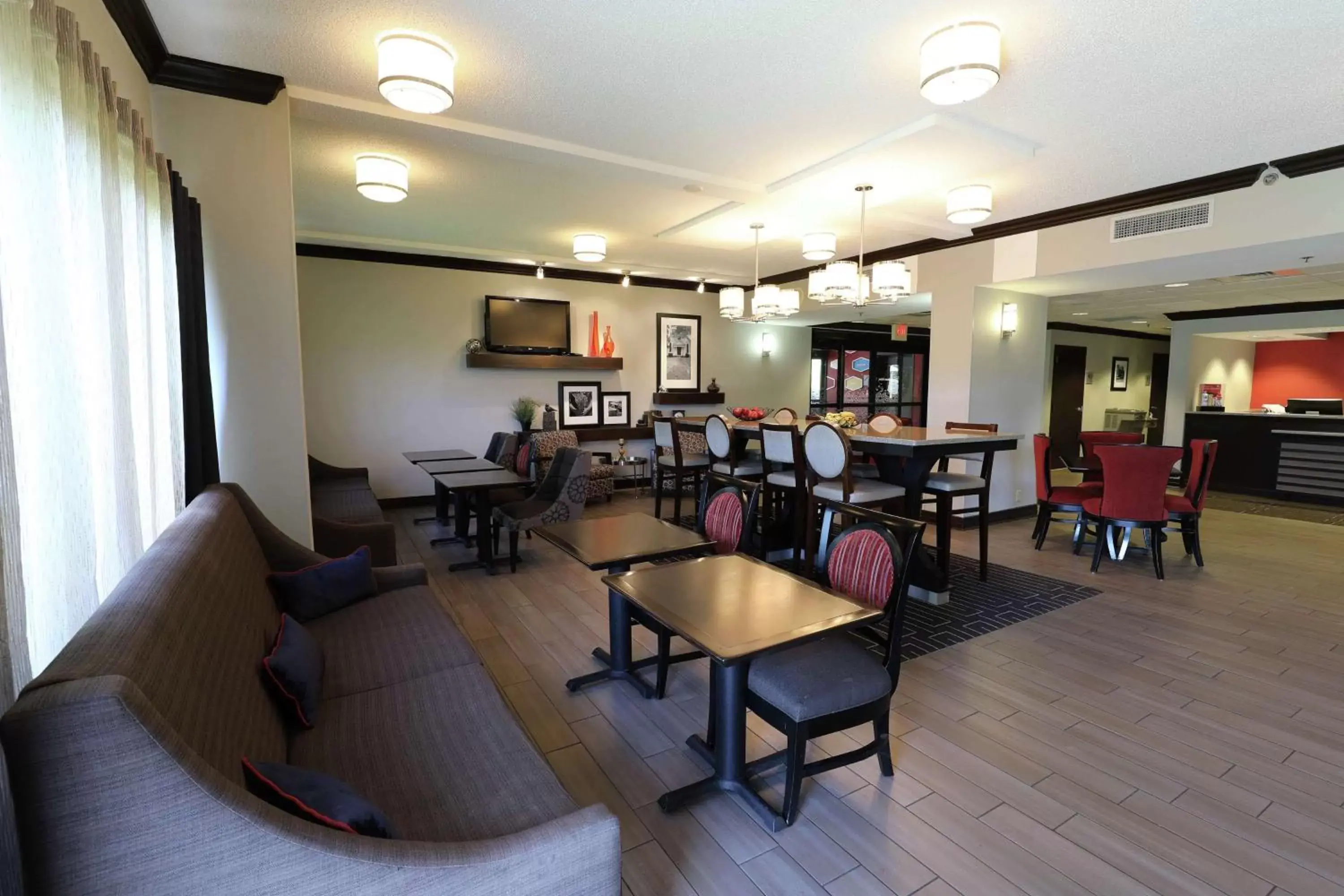 Lobby or reception, Restaurant/Places to Eat in Hampton Inn Dyersburg