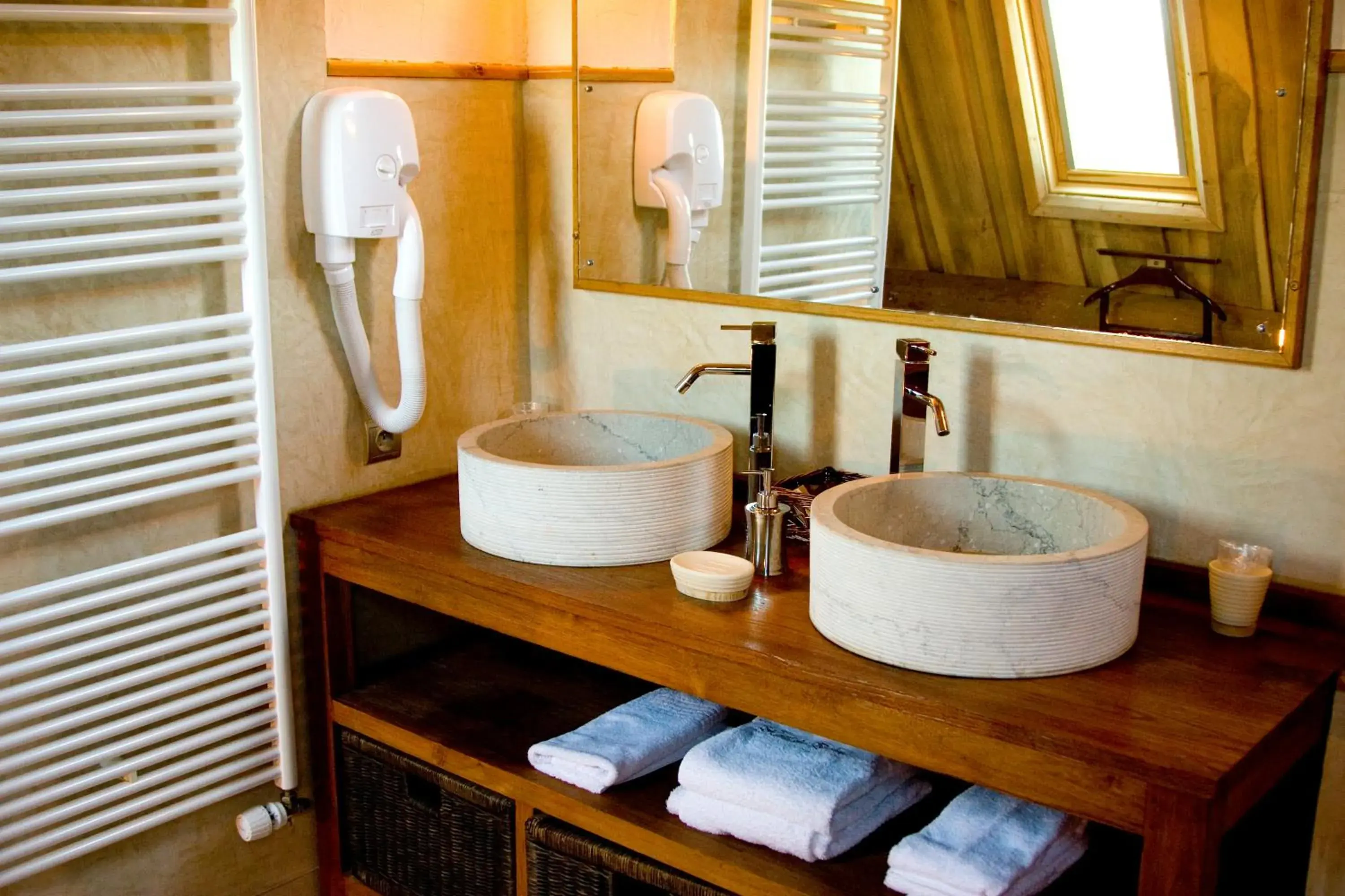 Bathroom in Manoir des Indes, The Originals Relais (Relais du Silence)