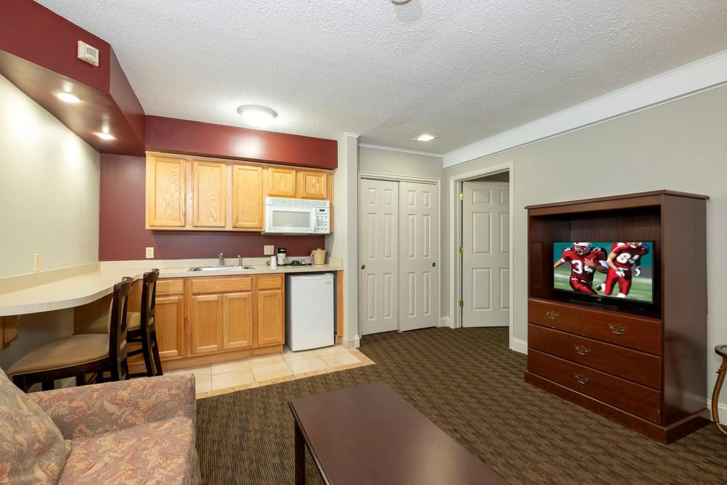 Photo of the whole room, Kitchen/Kitchenette in Red Roof Inn & Suites Hazleton