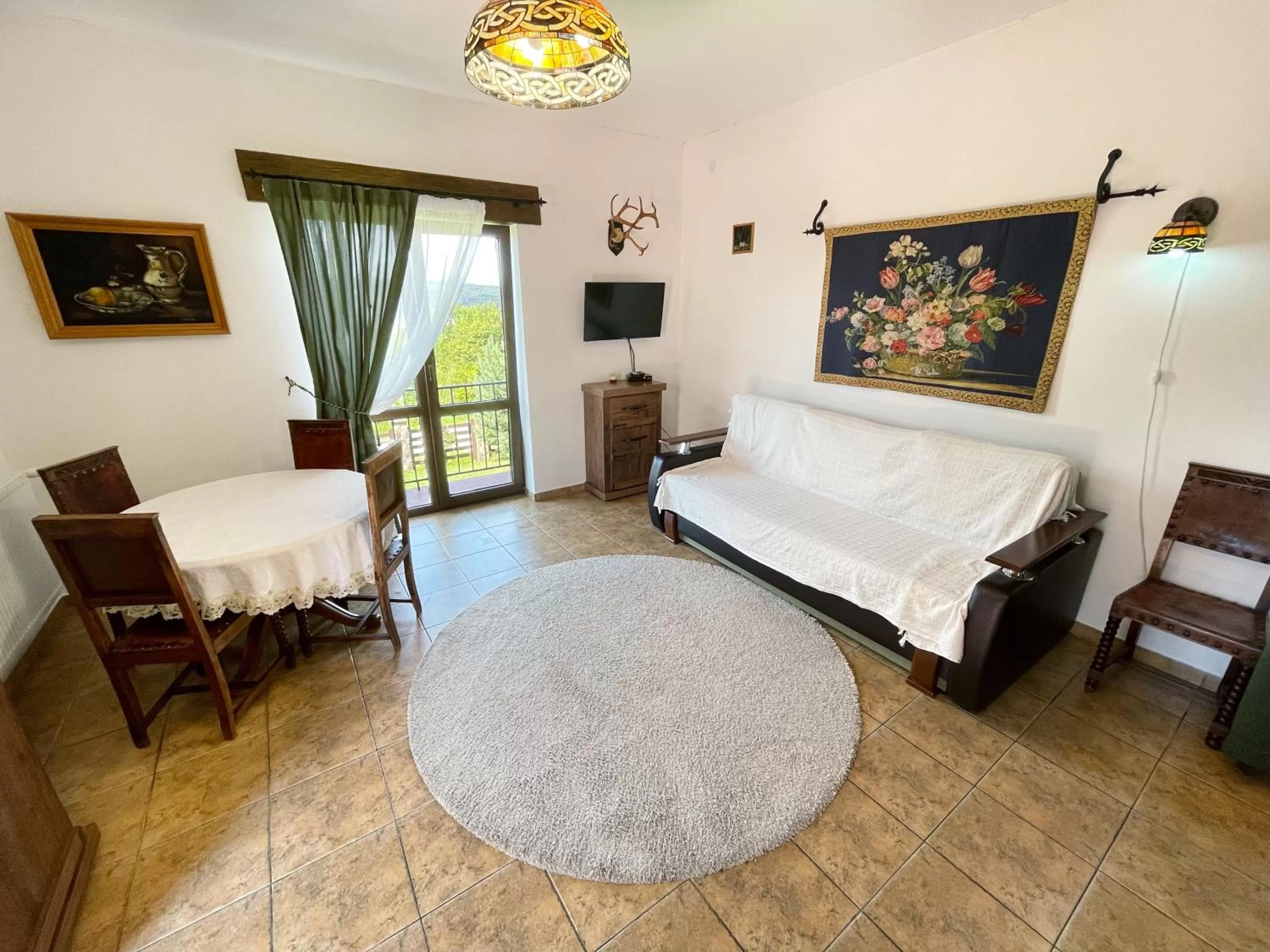 Communal lounge/ TV room, Bed in Villa Zoryany Dvir