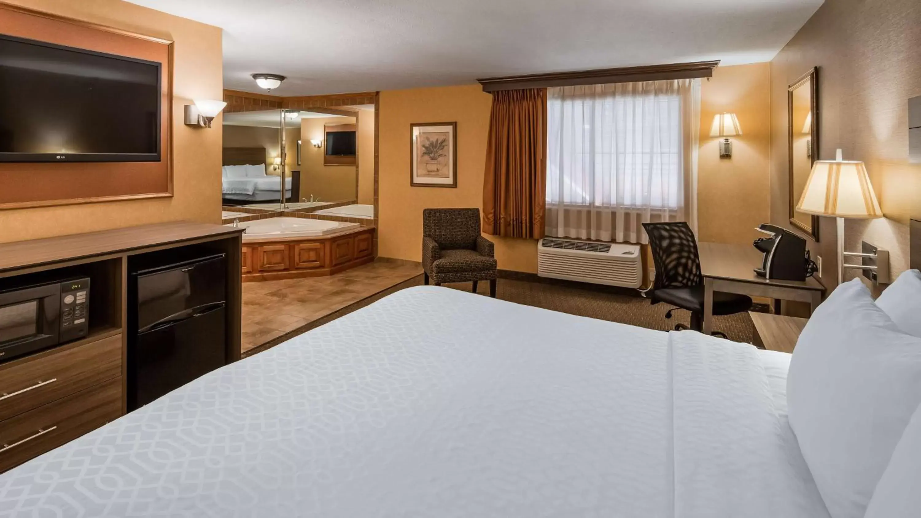 Photo of the whole room, Bed in Best Western Plus North Canton Inn & Suites