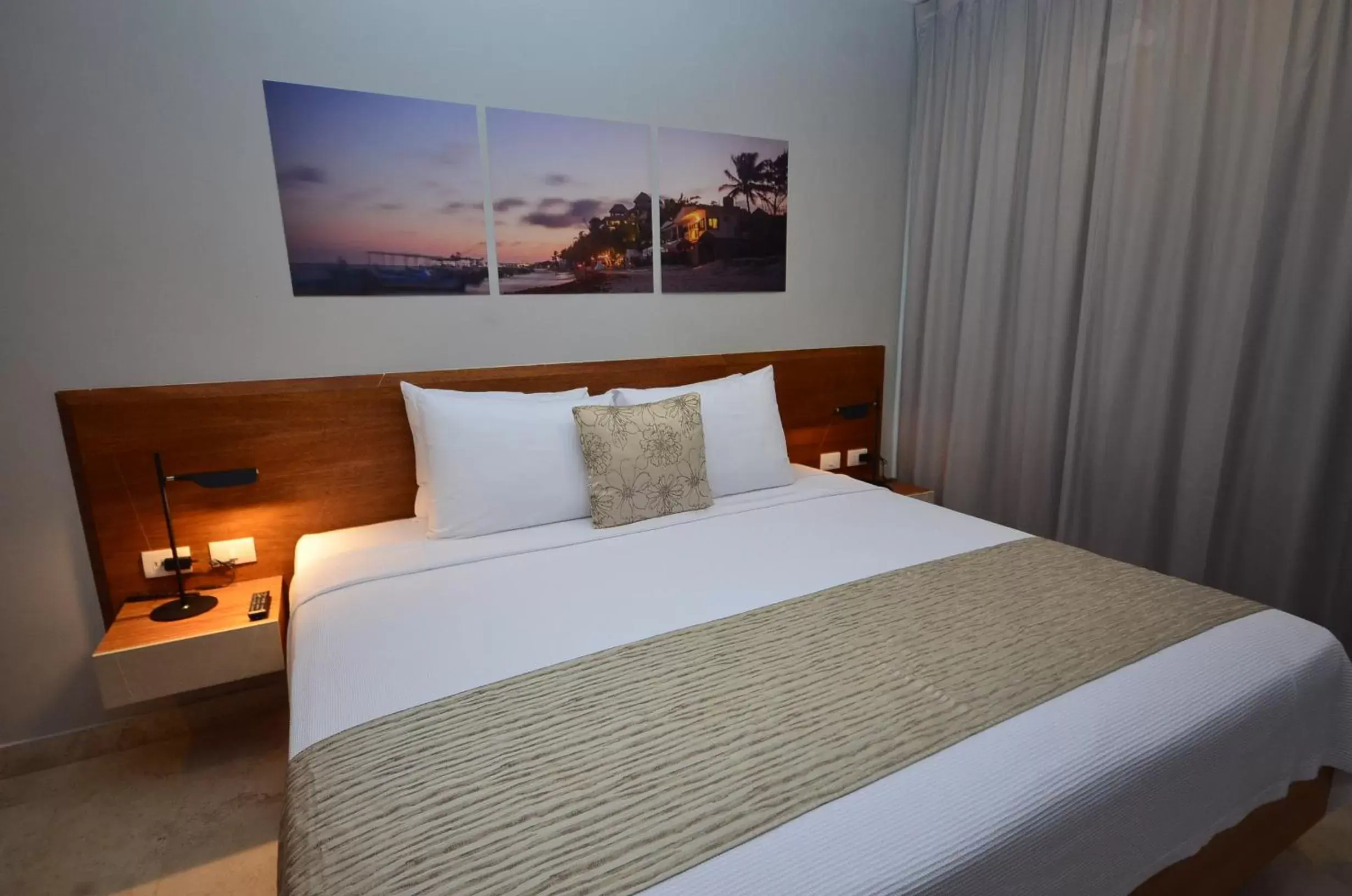Photo of the whole room, Bed in Hotelito del Mar Playa del Carmen