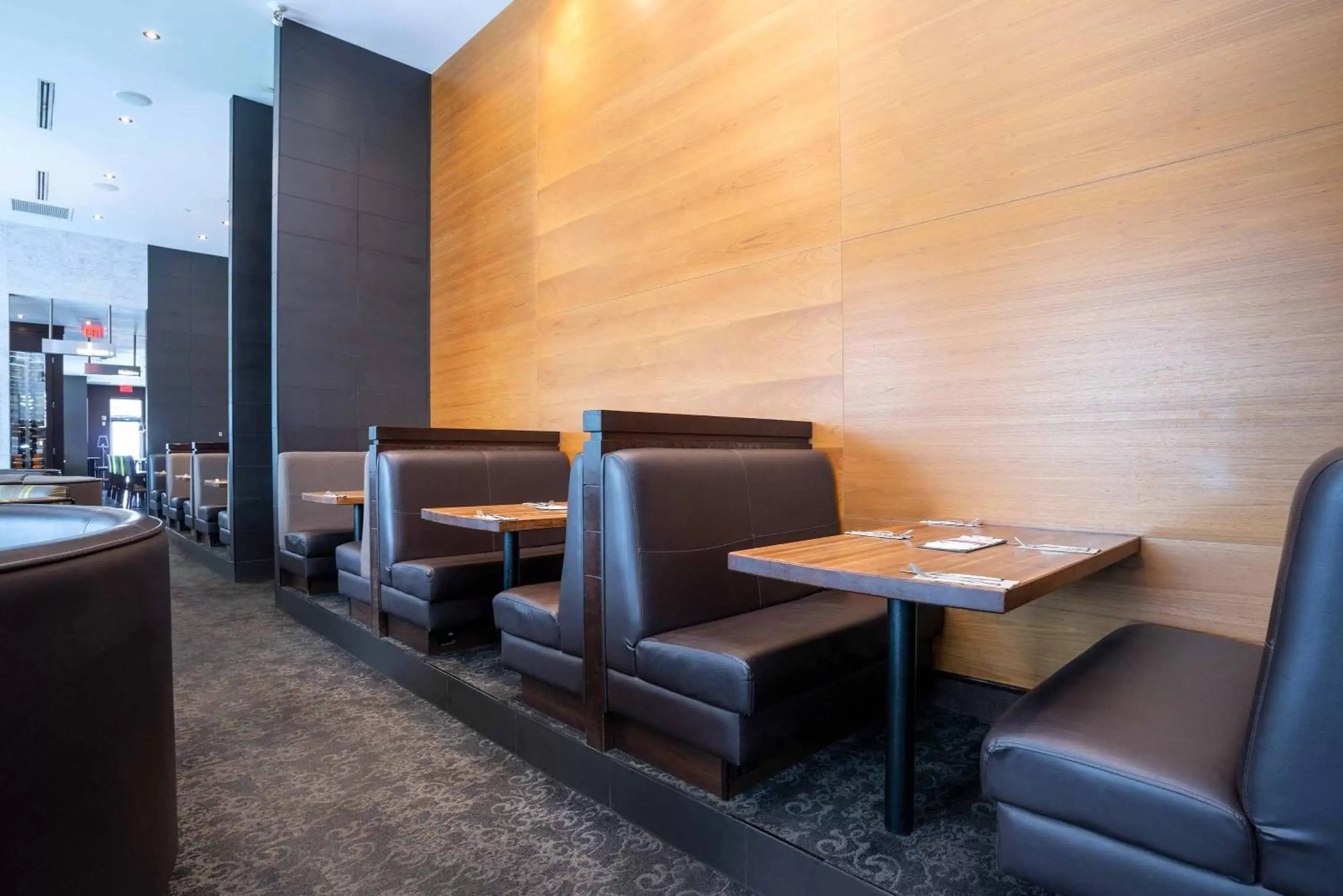 Restaurant/places to eat in Sandman Hotel & Suites Calgary South