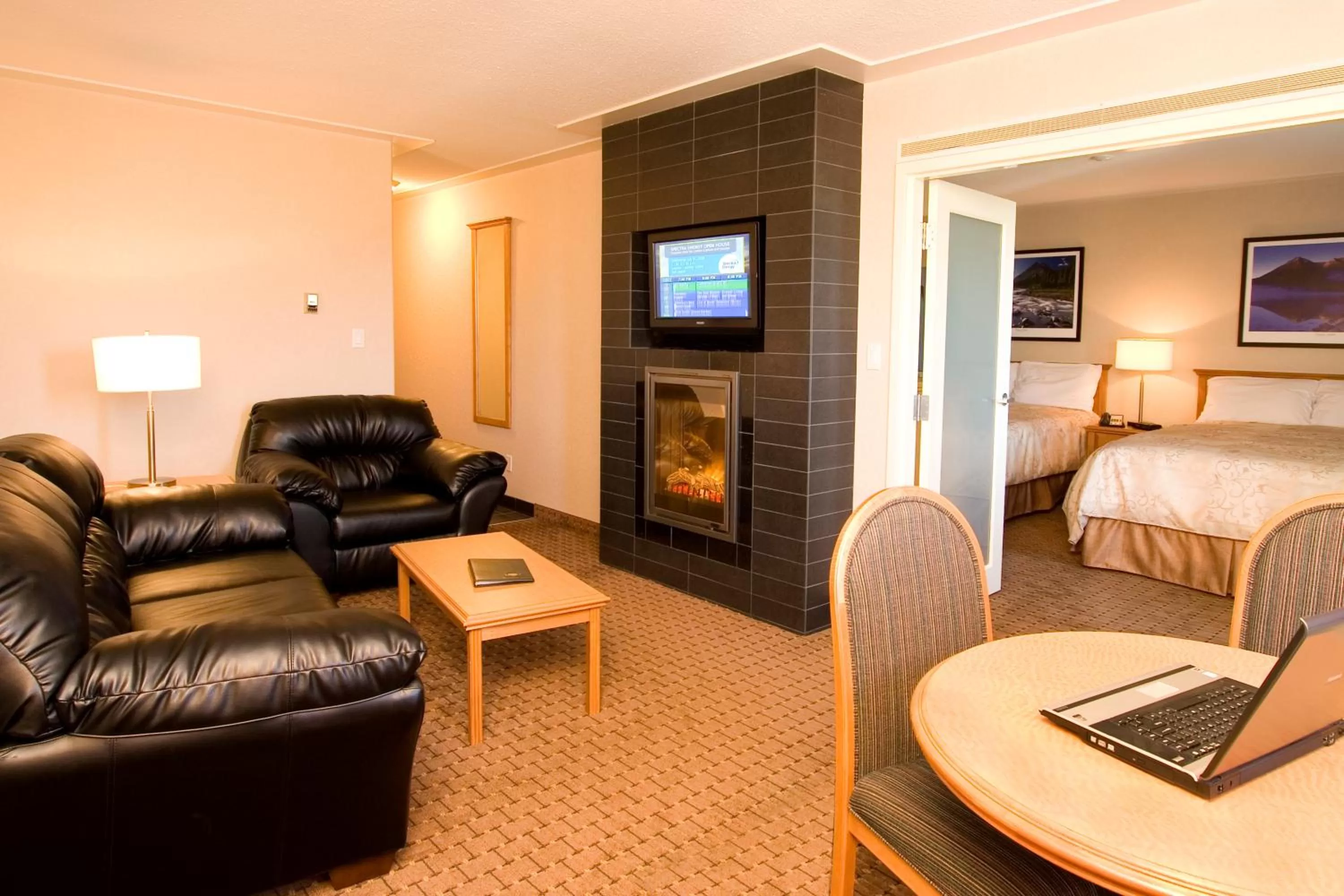 Seating area, Bed in Woodlands Inn & Suites
