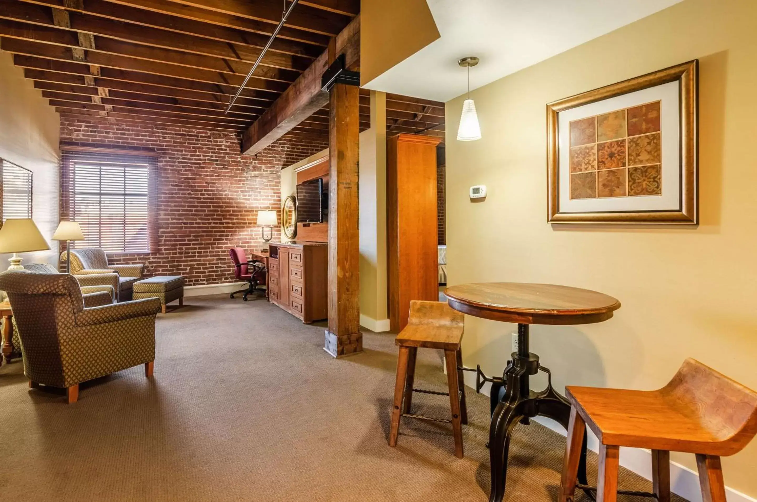 Photo of the whole room, Seating Area in Jackson Park Inn, Ascend Hotel Collection