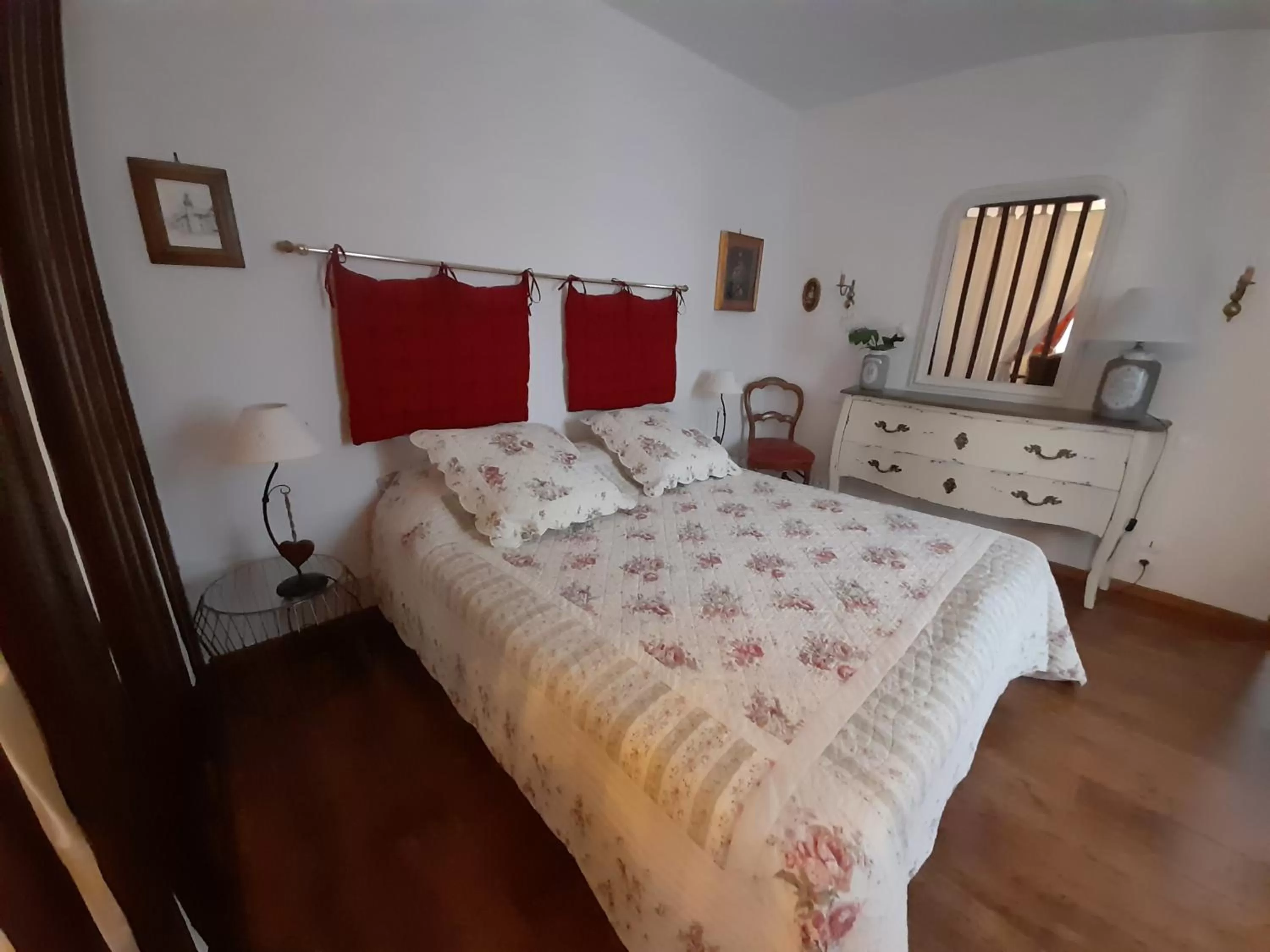 Bedroom, Bed in La maison de Maria