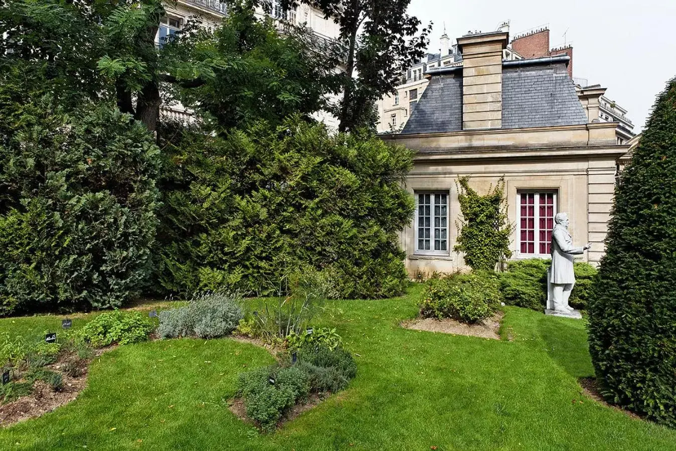 Garden view, Property Building in Saint James Paris