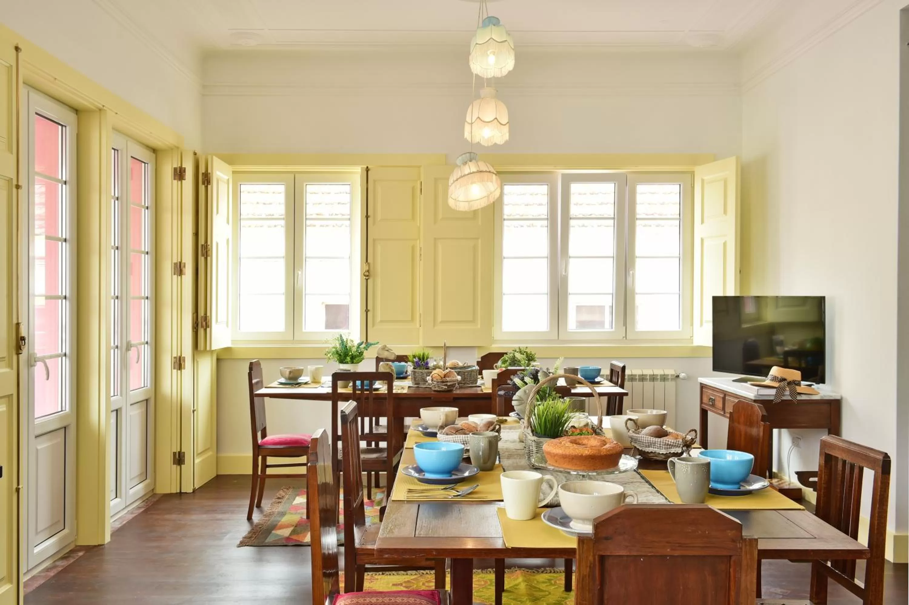 Communal lounge/ TV room in Mercearia D'Alegria Boutique B&B