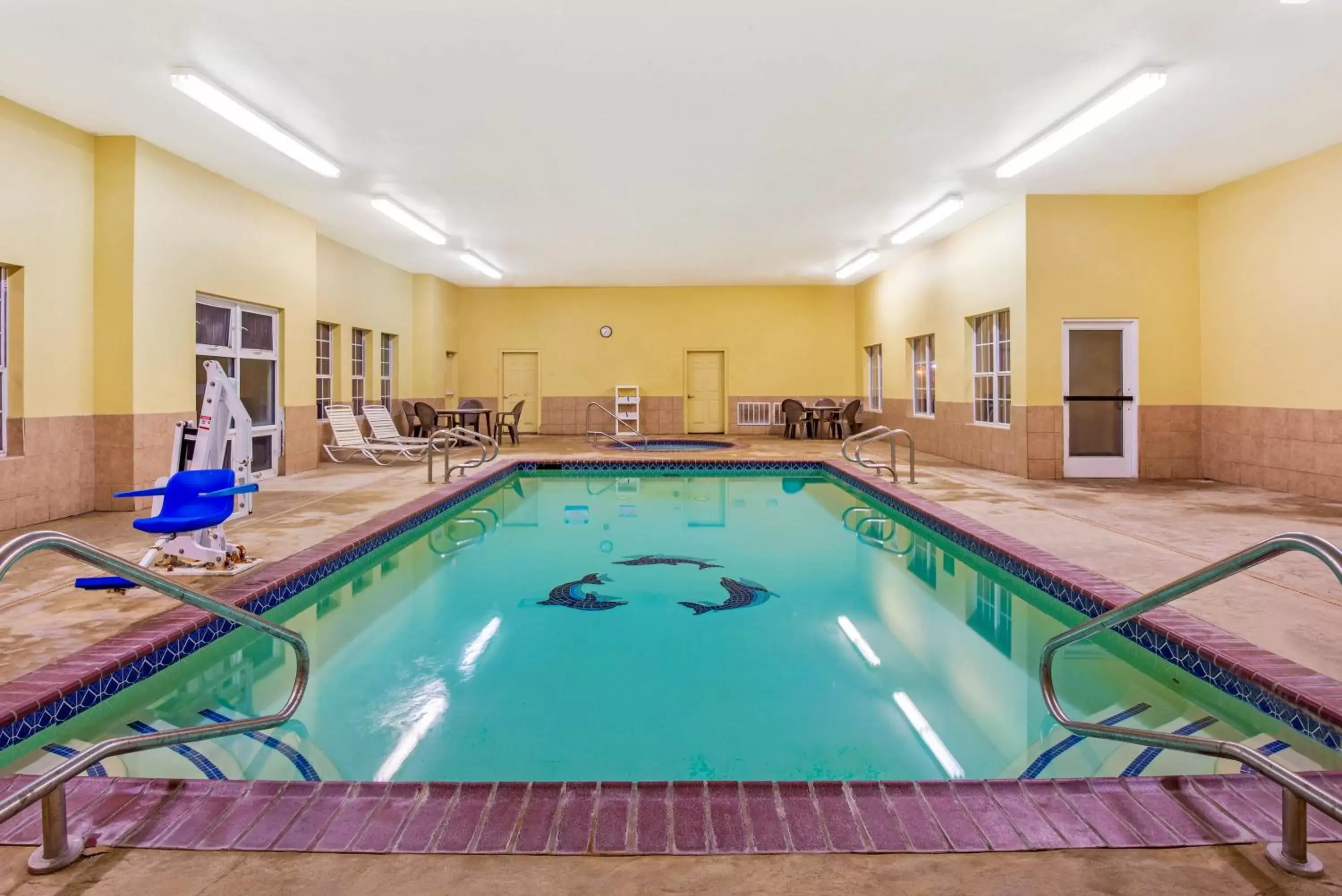 Swimming Pool in La Quinta Inn & Suites by Wyndham Eastland
