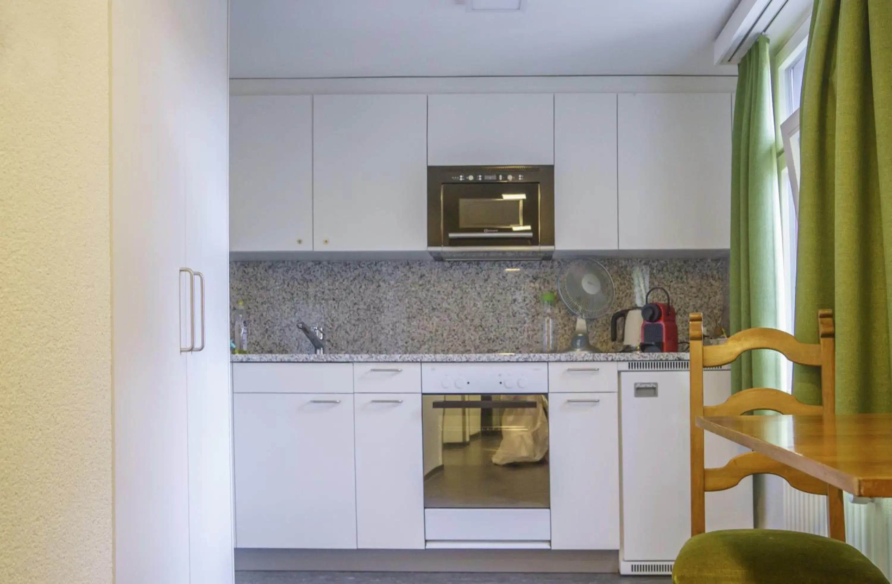 Dining area, Kitchen/Kitchenette in Hotel Vadian Garni