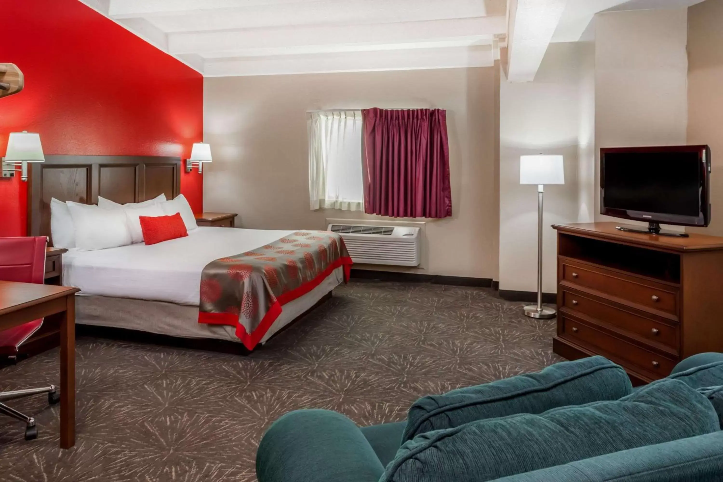 Photo of the whole room, Bed in Ramada by Wyndham Hammond Hotel & Conference Center