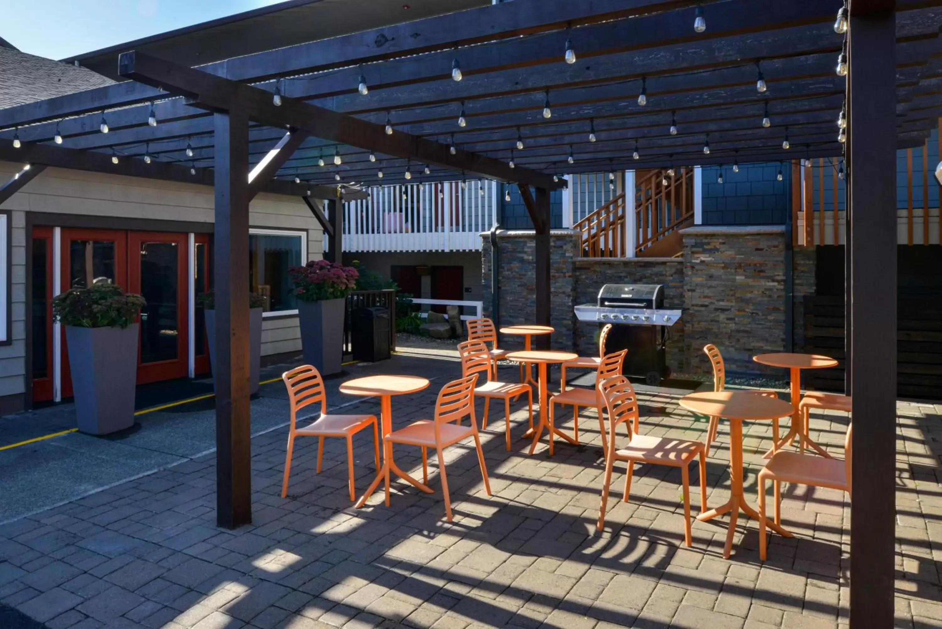 Patio, Restaurant/Places to Eat in The Coho Oceanfront Lodge