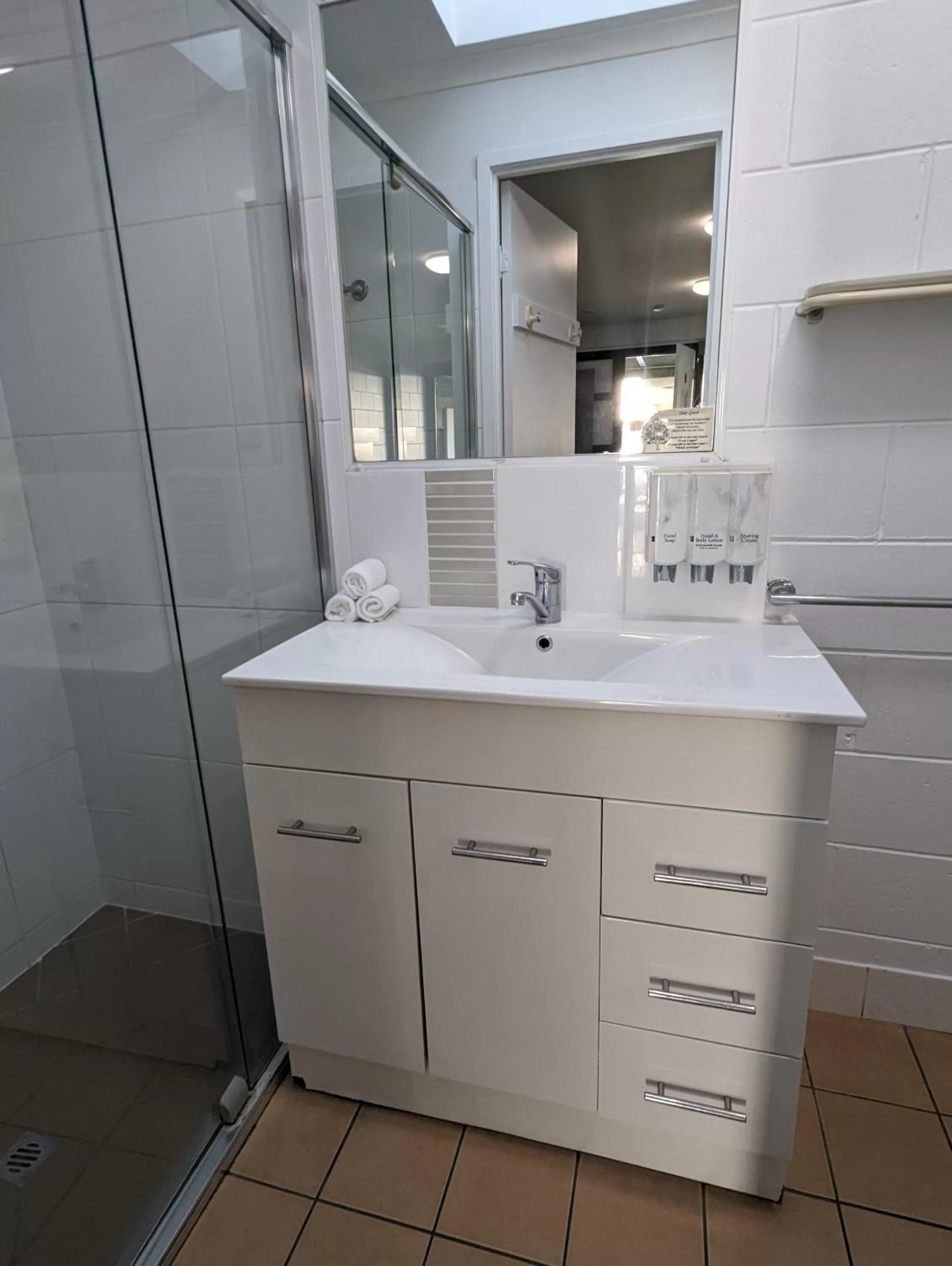 Bathroom in Y Motels Rockhampton