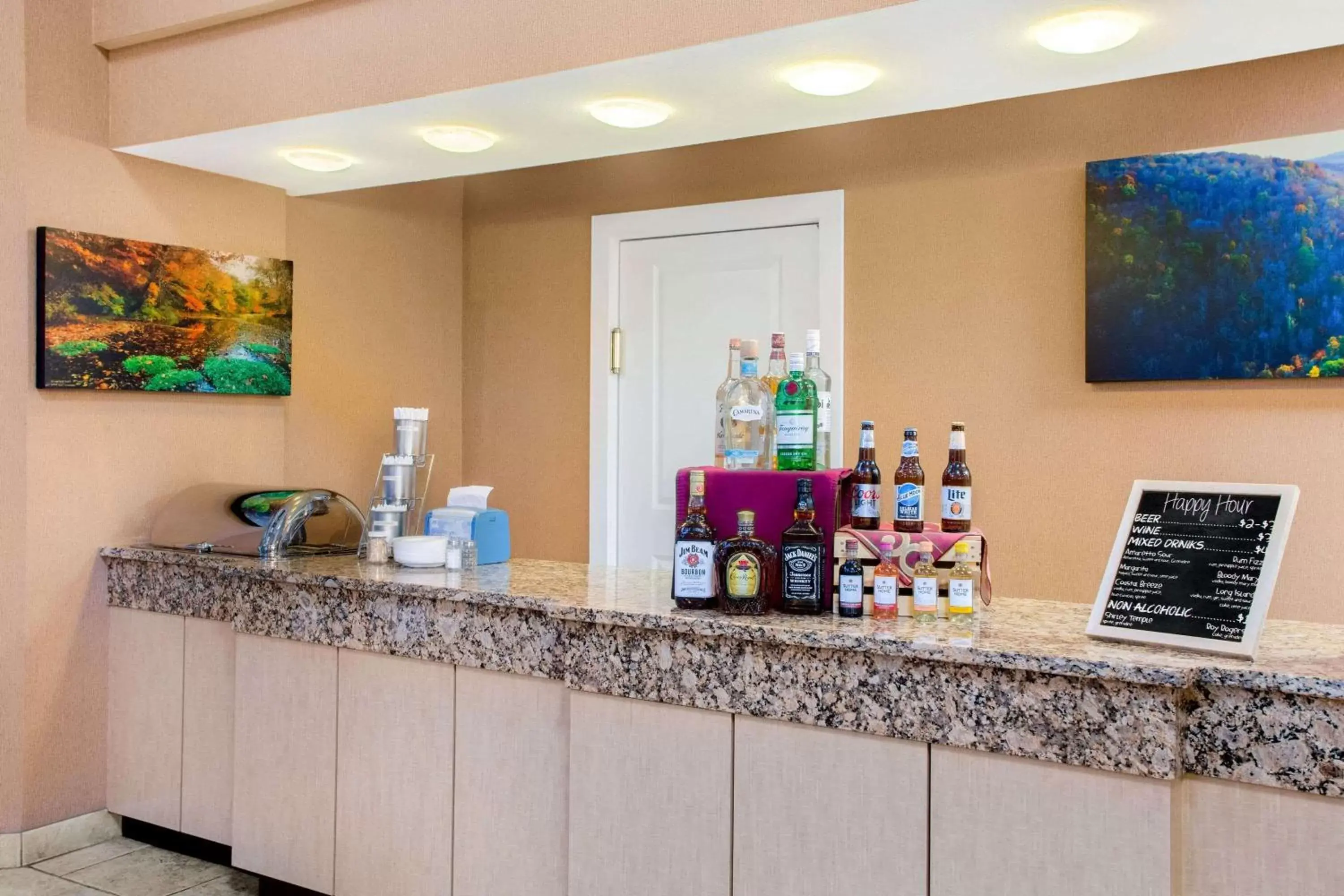 Lounge or bar in La Quinta by Wyndham Springfield South