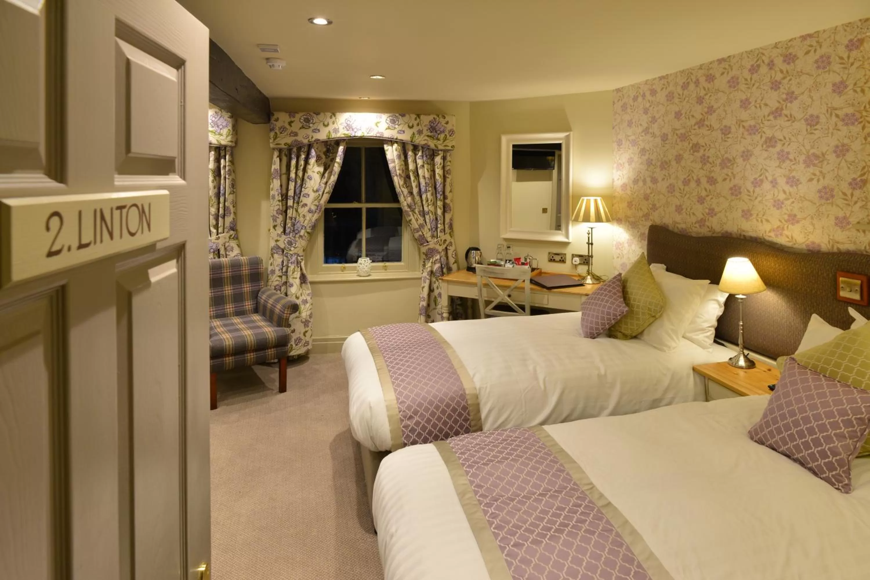 Night, Bed in The Devonshire Grassington