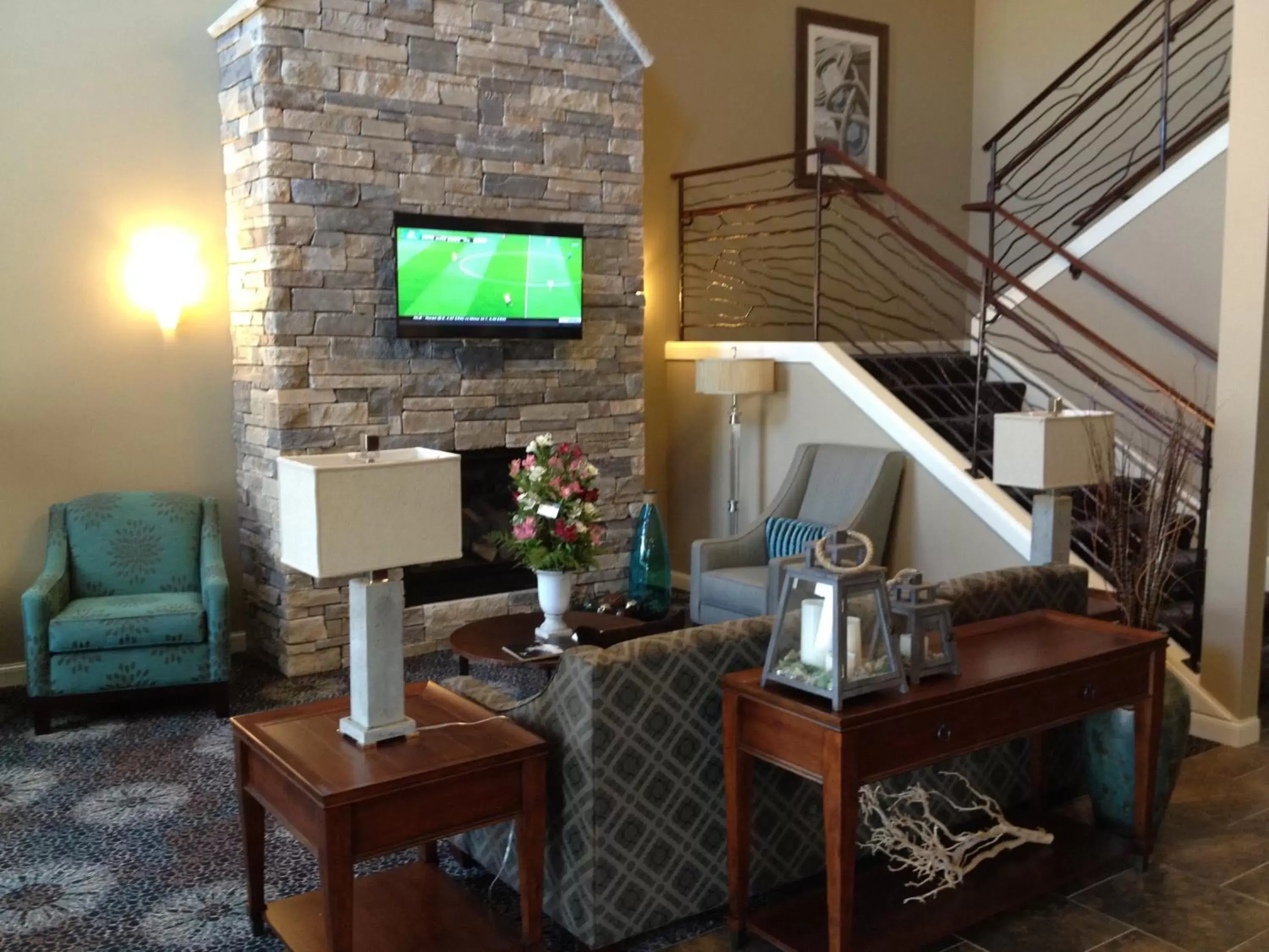 Communal lounge/ TV room in GrandStay Hotel & Suites - Glenwood