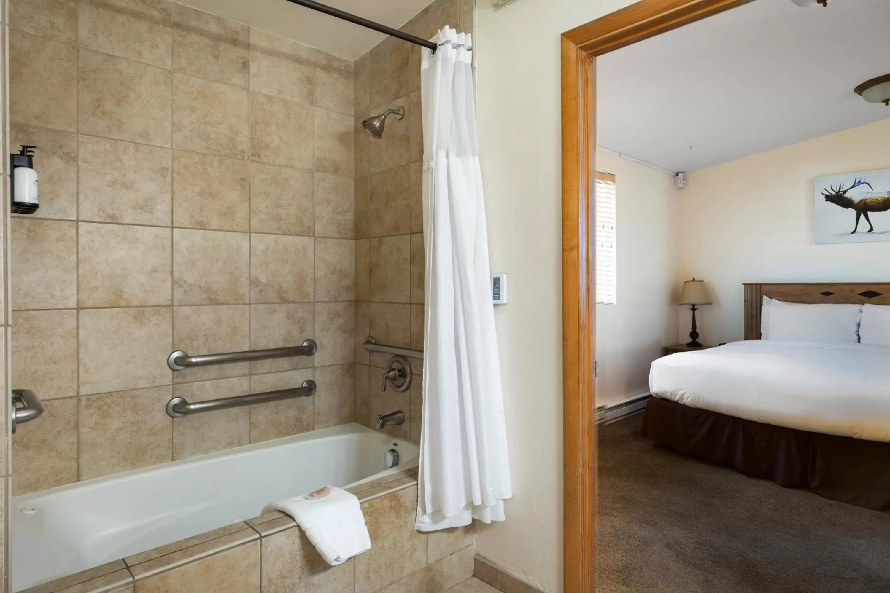 Shower, Bathroom in Elk Refuge Inn