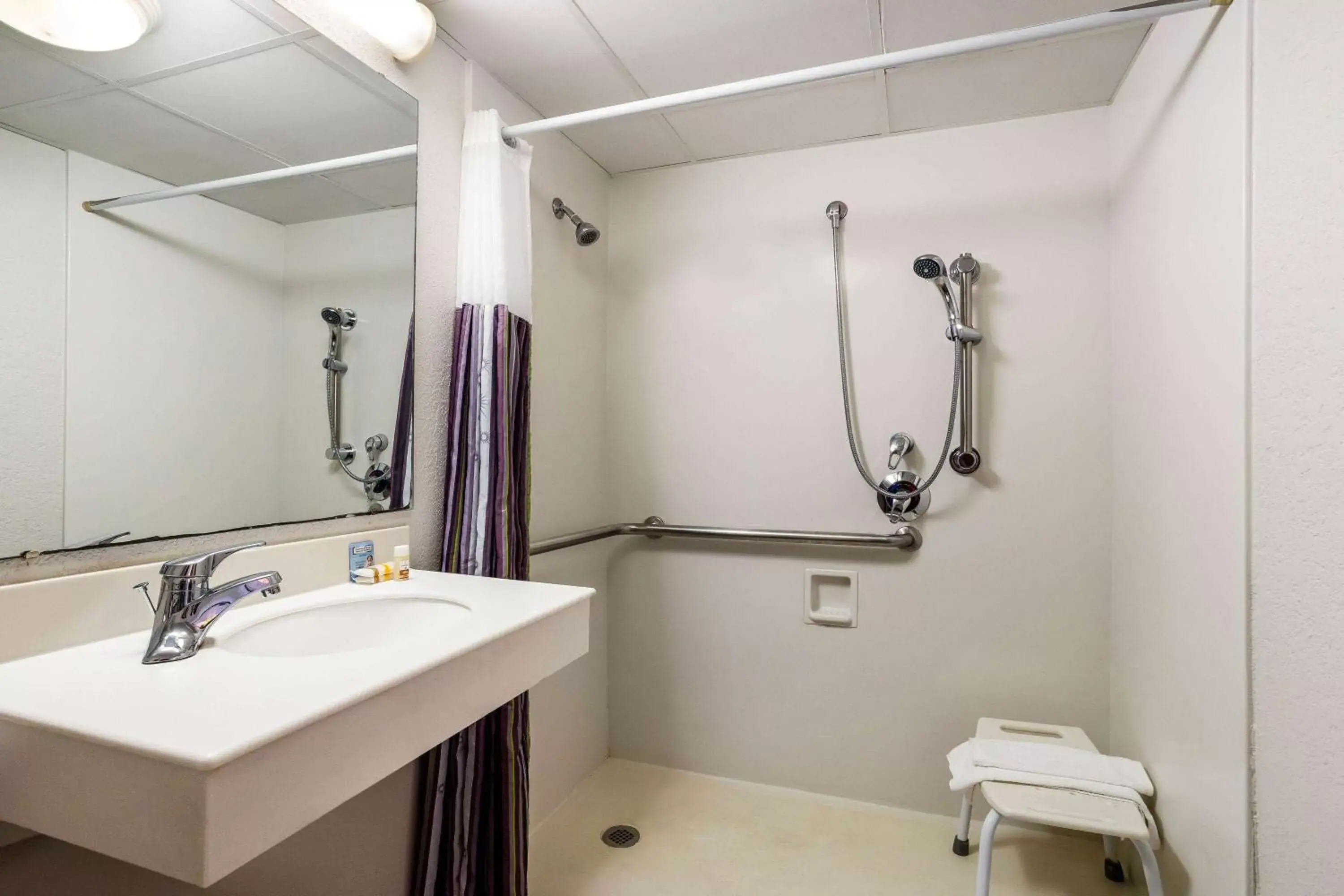 Shower, Bathroom in La Quinta Inn Tampa Airport Stadium Westshore