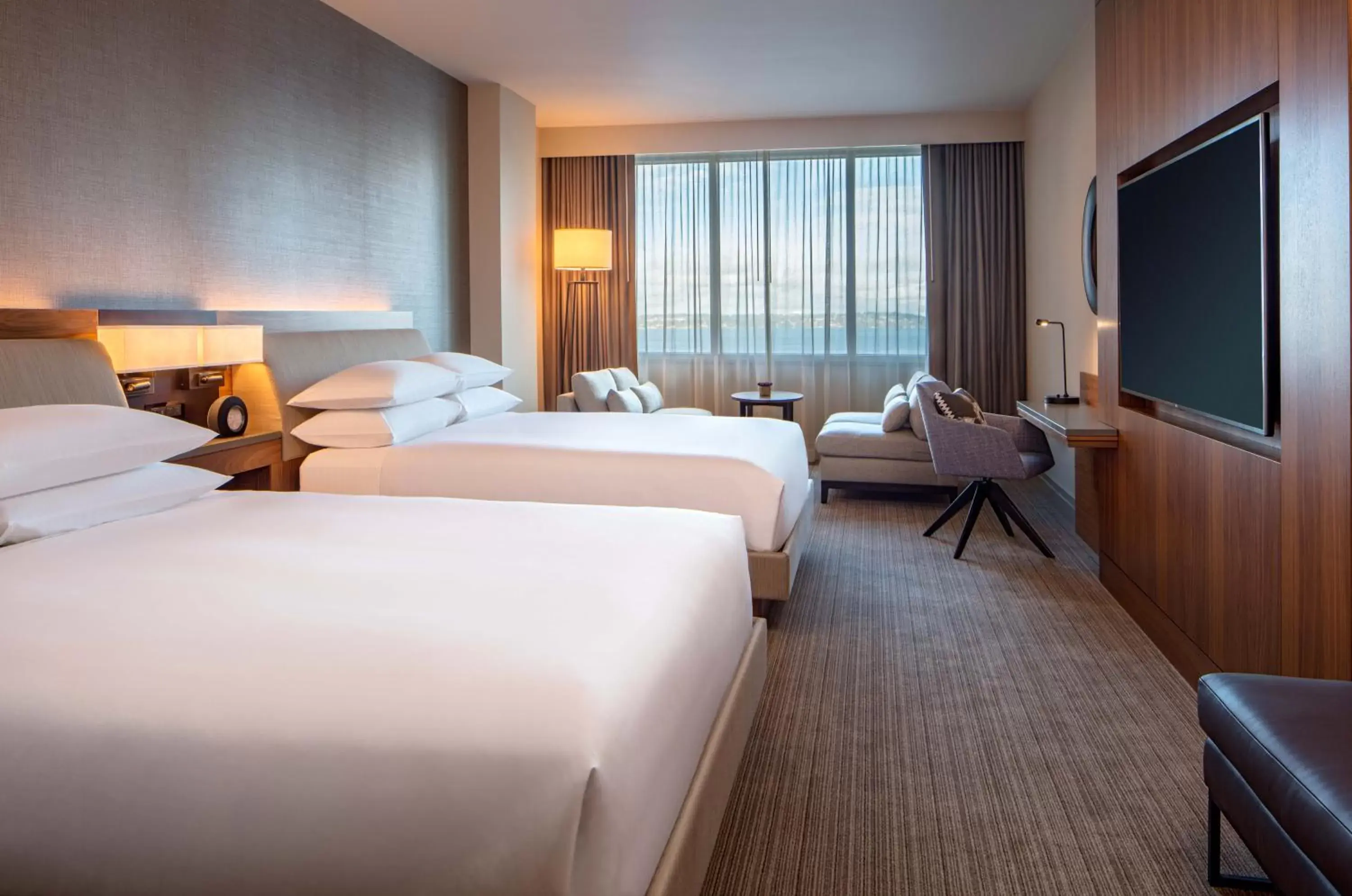 Queen Room with Two Queen Beds and Lake View in Hyatt Regency Lake Washington at Seattle's Southport