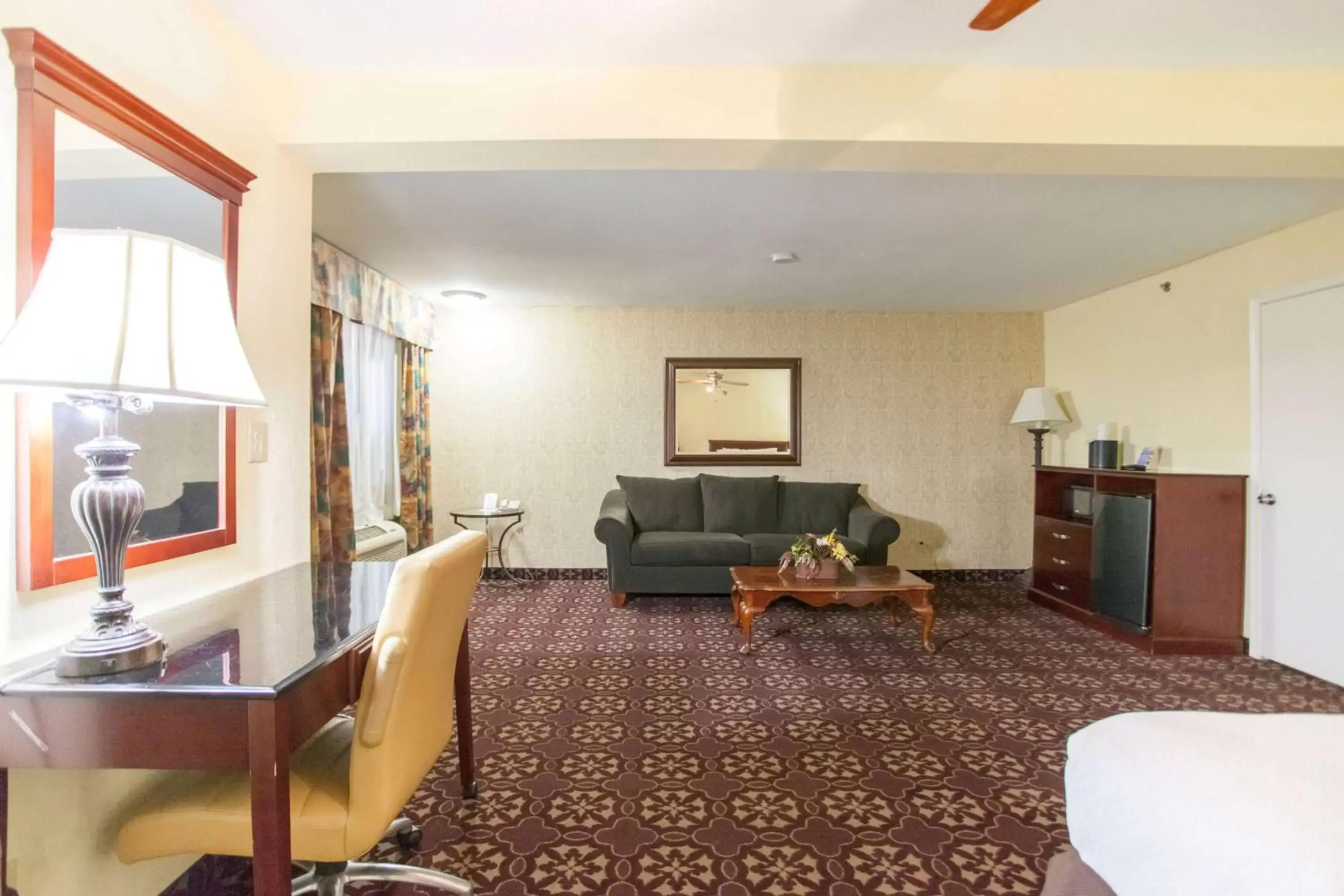 Photo of the whole room, Seating Area in Days Inn by Wyndham Shenandoah