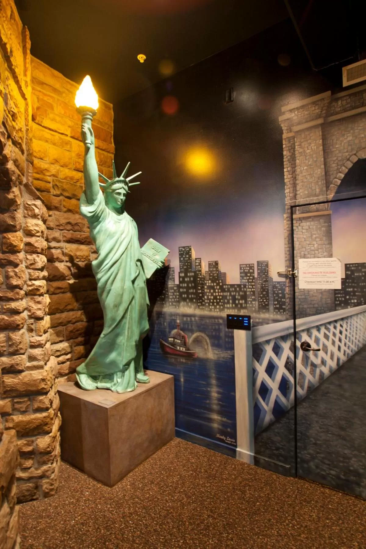 Evening Entertainment in Destinations Inn Theme Rooms