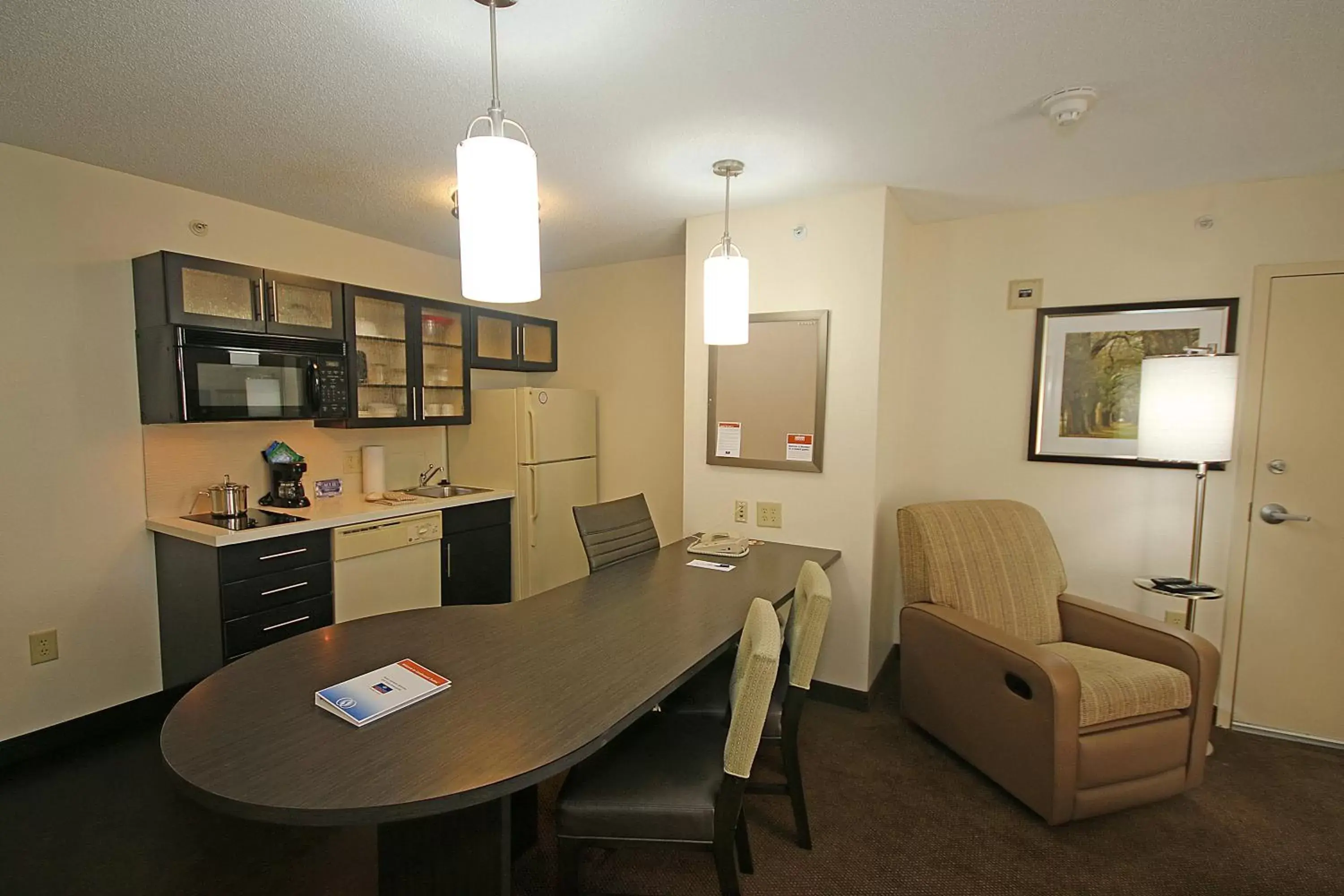 Photo of the whole room, Kitchen/Kitchenette in Candlewood Suites Newport News-Yorktown, an IHG Hotel